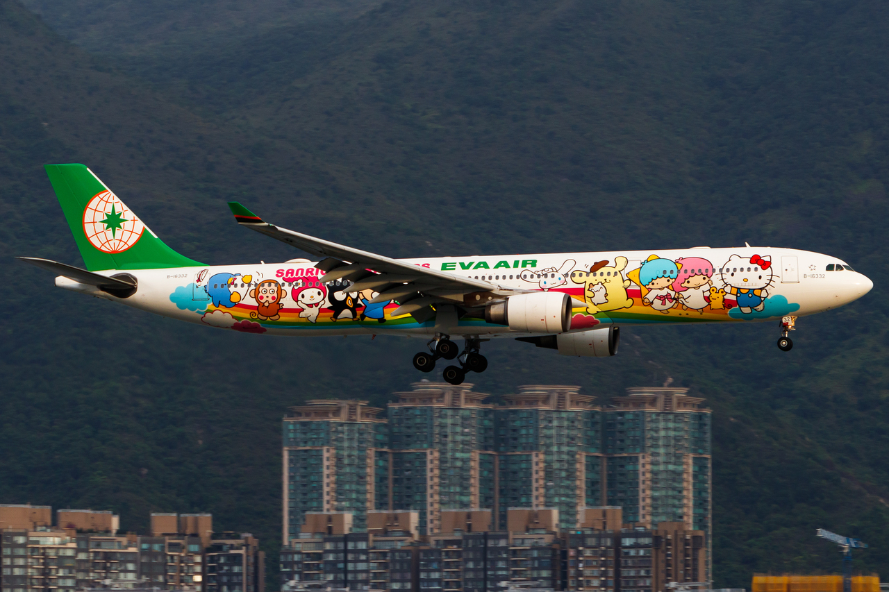 Full size: EVA Air Airbus A330-300 B-16332 at Hong Kong International Airport
