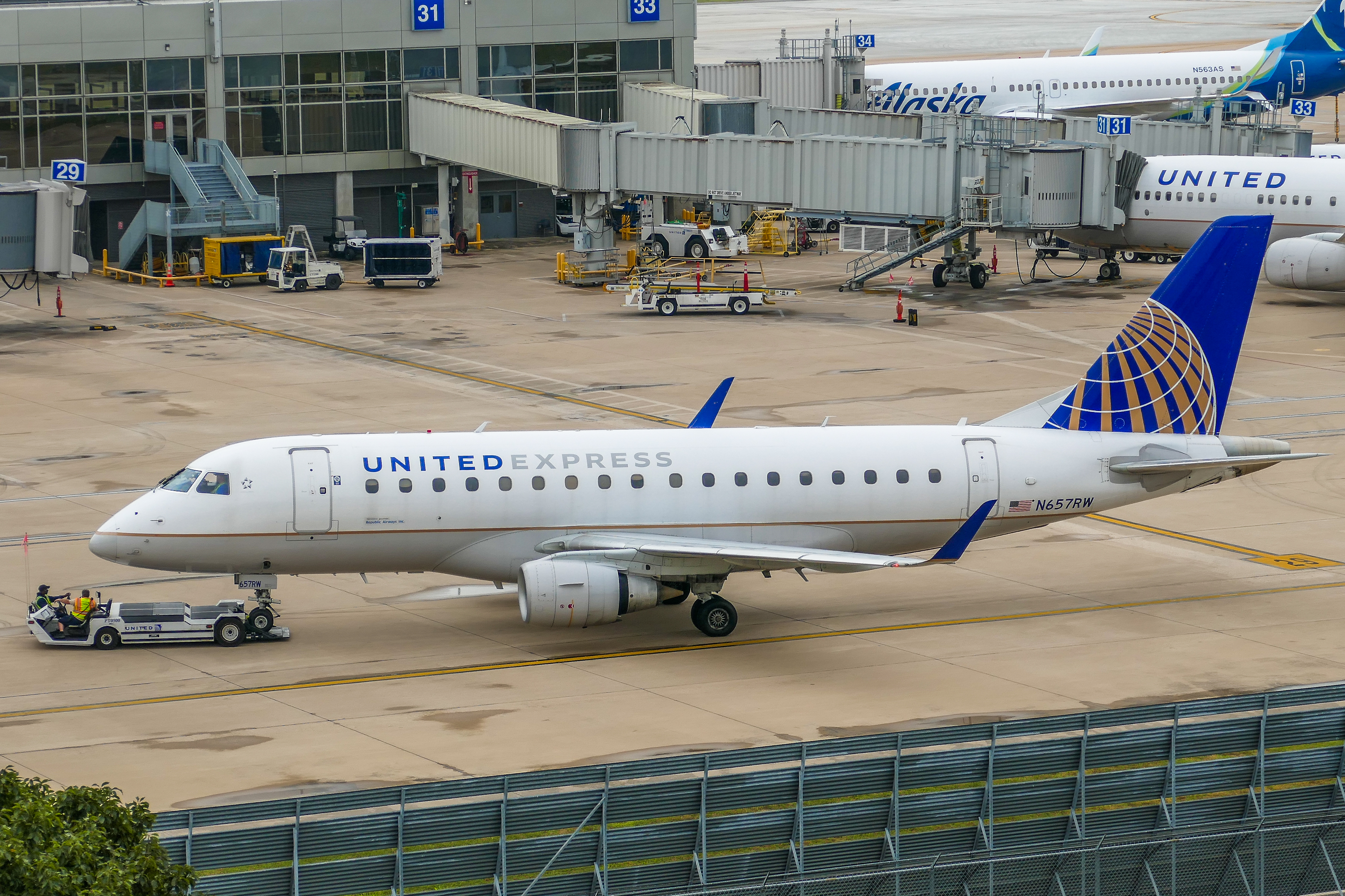 Full size: United Express Embraer E170 N657RW  at Austin-Bergstrom International Airport
