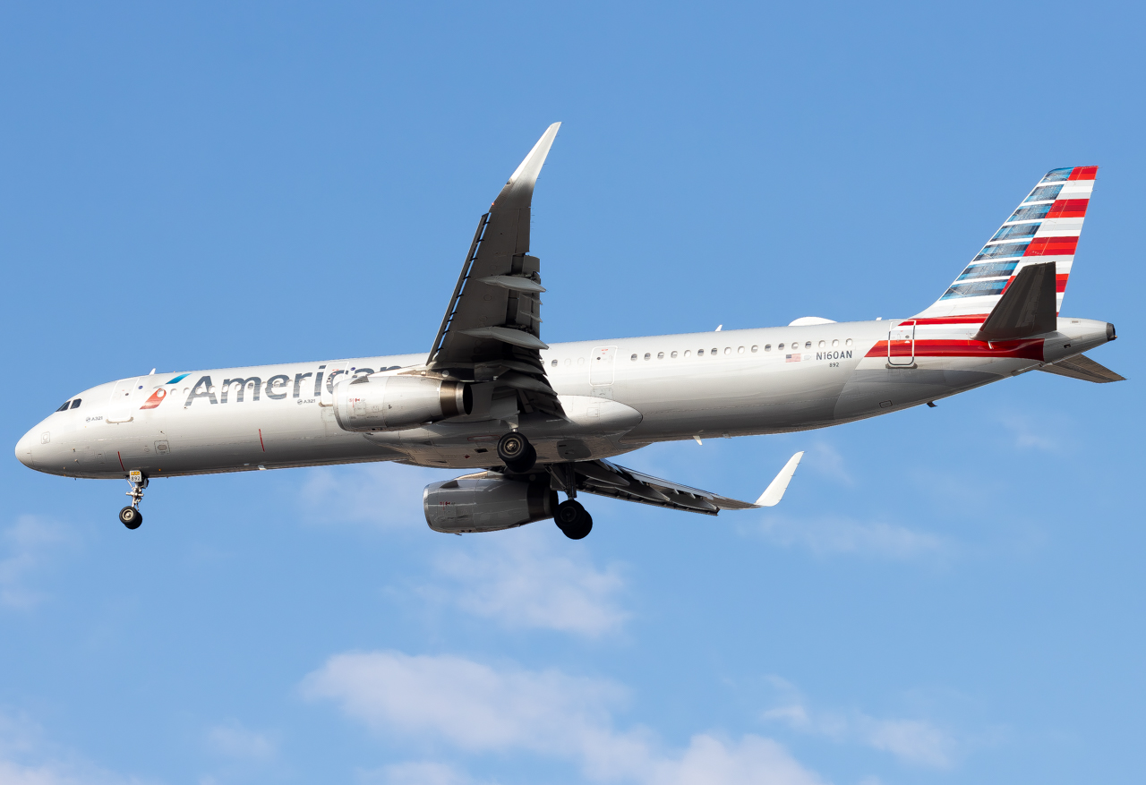 Full size: American Airlines Airbus A321-200 N160AN at Harry Reid International Airport