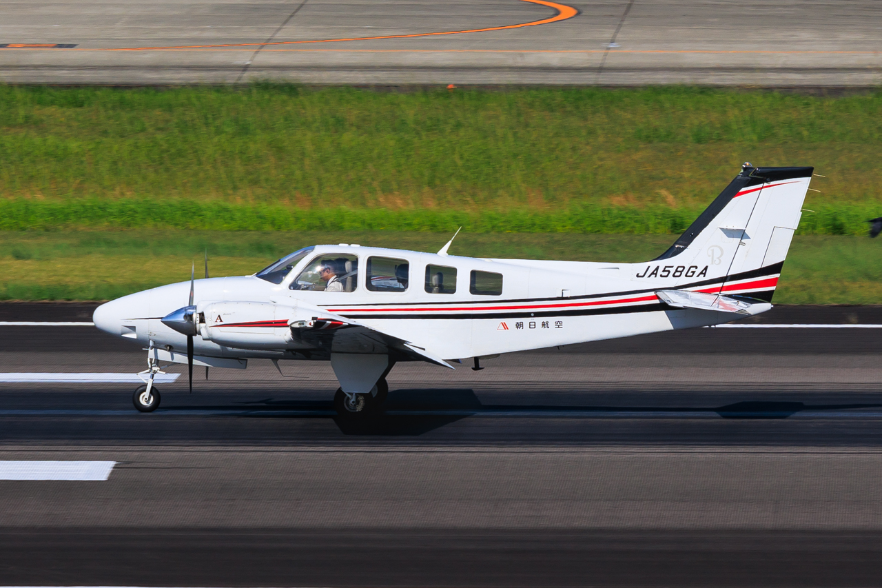 Full size: Aero Asahi Beechcraft G58 Baron JA58GA at Takamatsu Airport