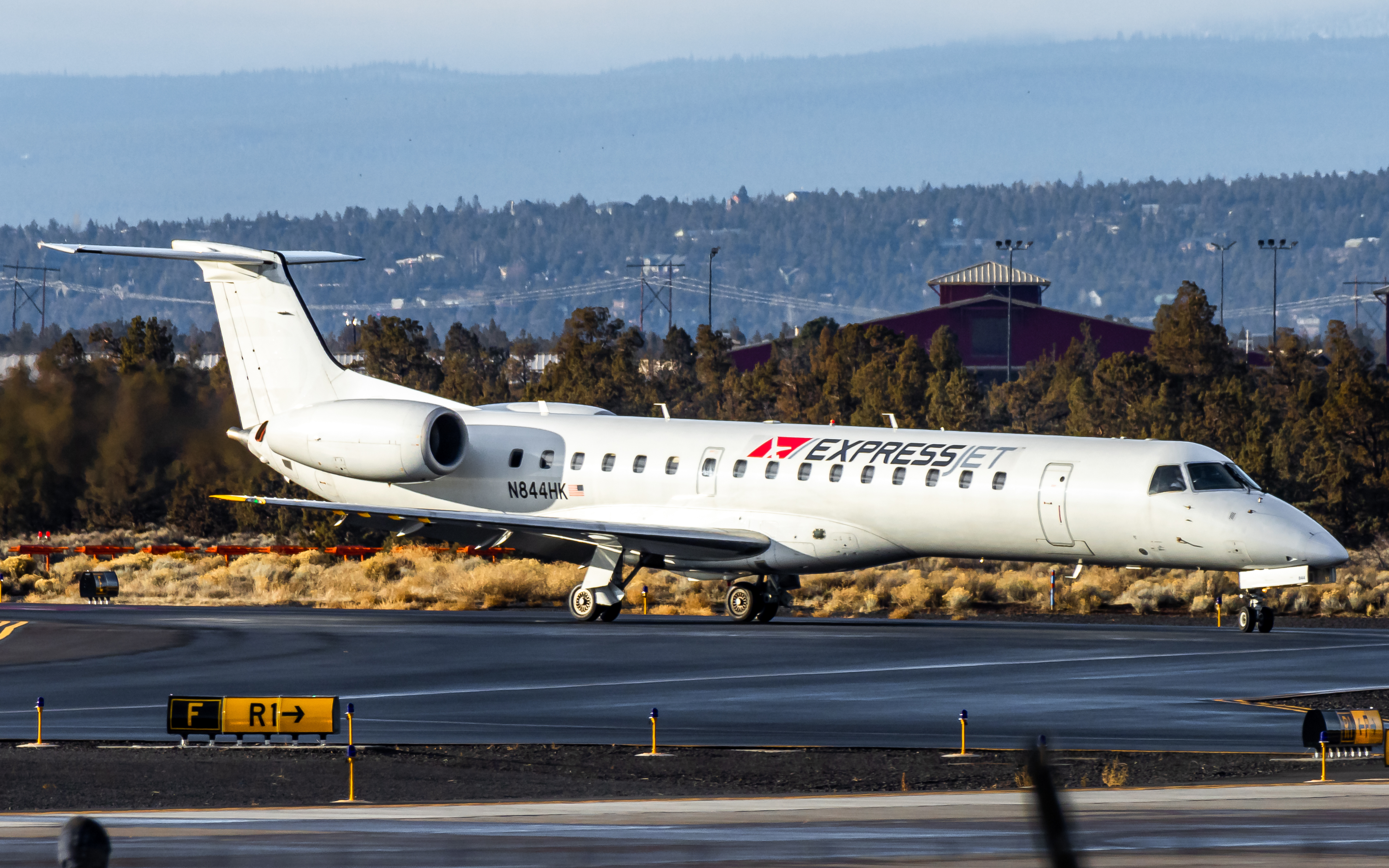 Full size: ExpressJet Airlines Embraer ERJ145 N844HK at Roberts Field Airport