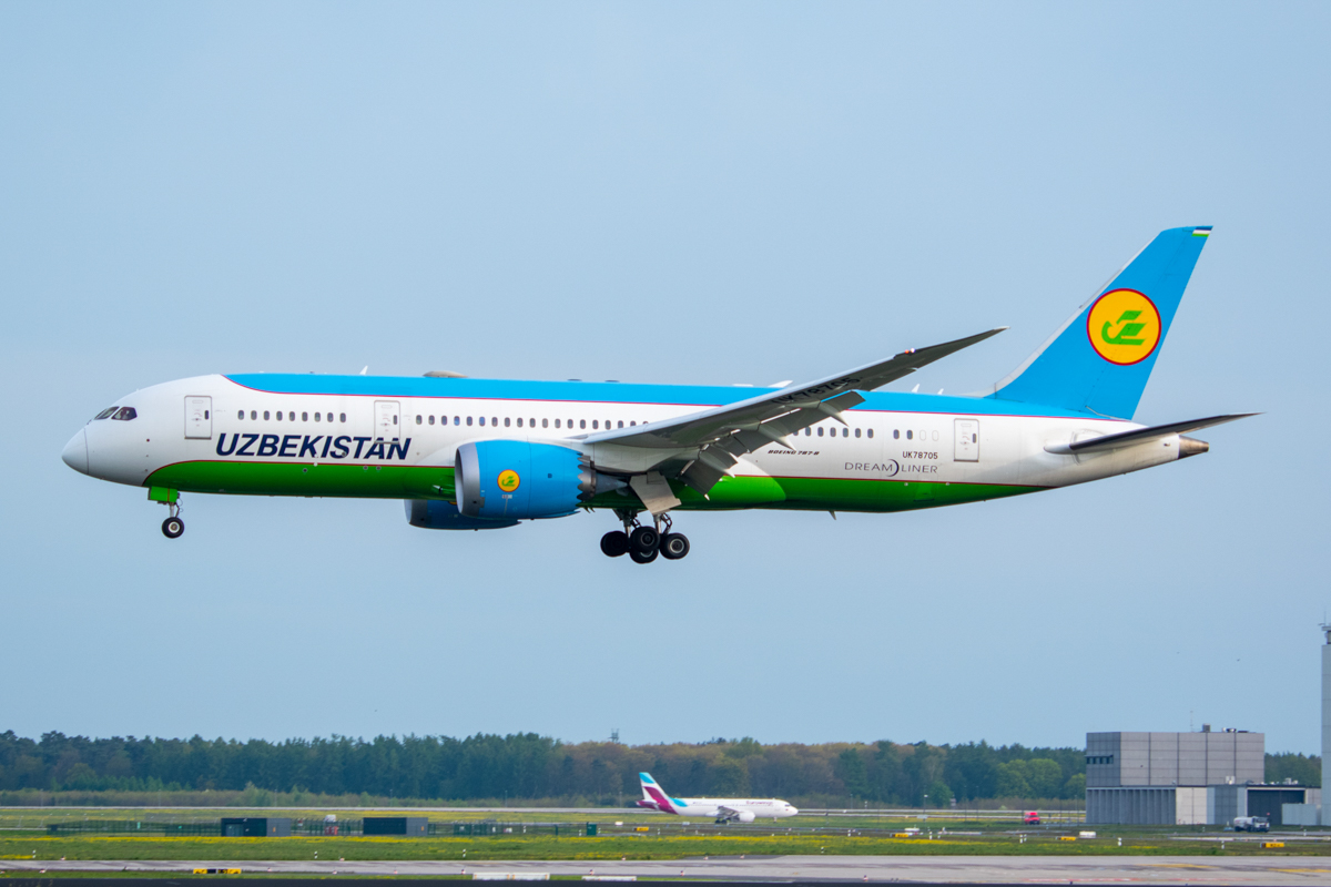 Full size: Uzbekistan Airways Boeing 787-8 UK78705 at Berlin Brandenburg Airport