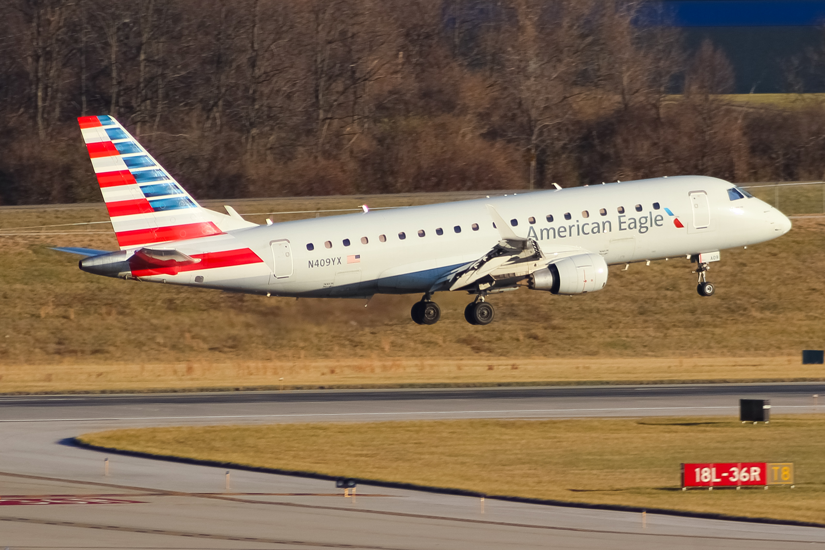 Full size: American Eagle Embraer E175 N409YX at Cincinnati/Northern Kentucky International Airport