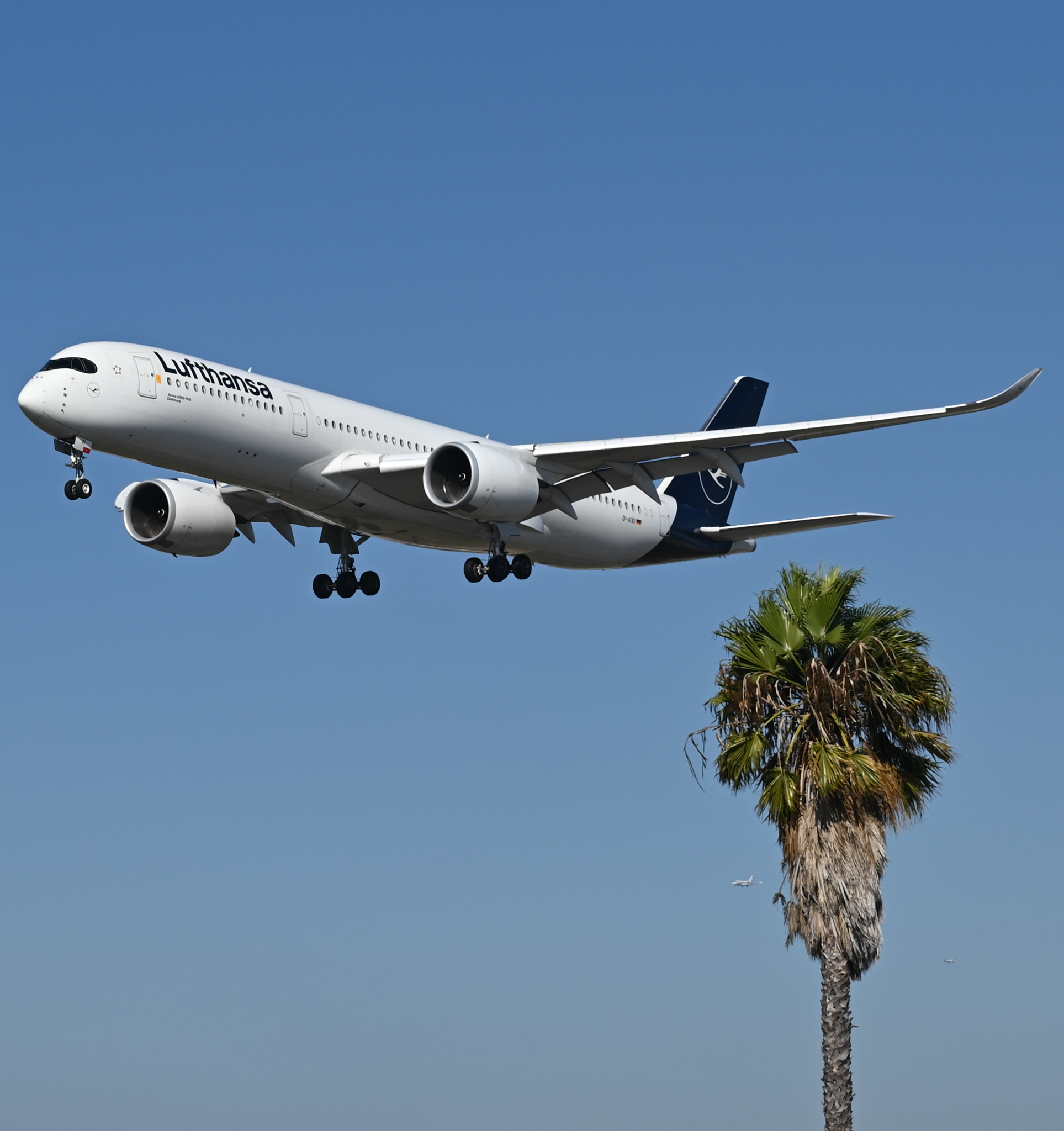 Full size: Lufthansa Airbus A350-900 D-AIXI at Los Angeles International Airport