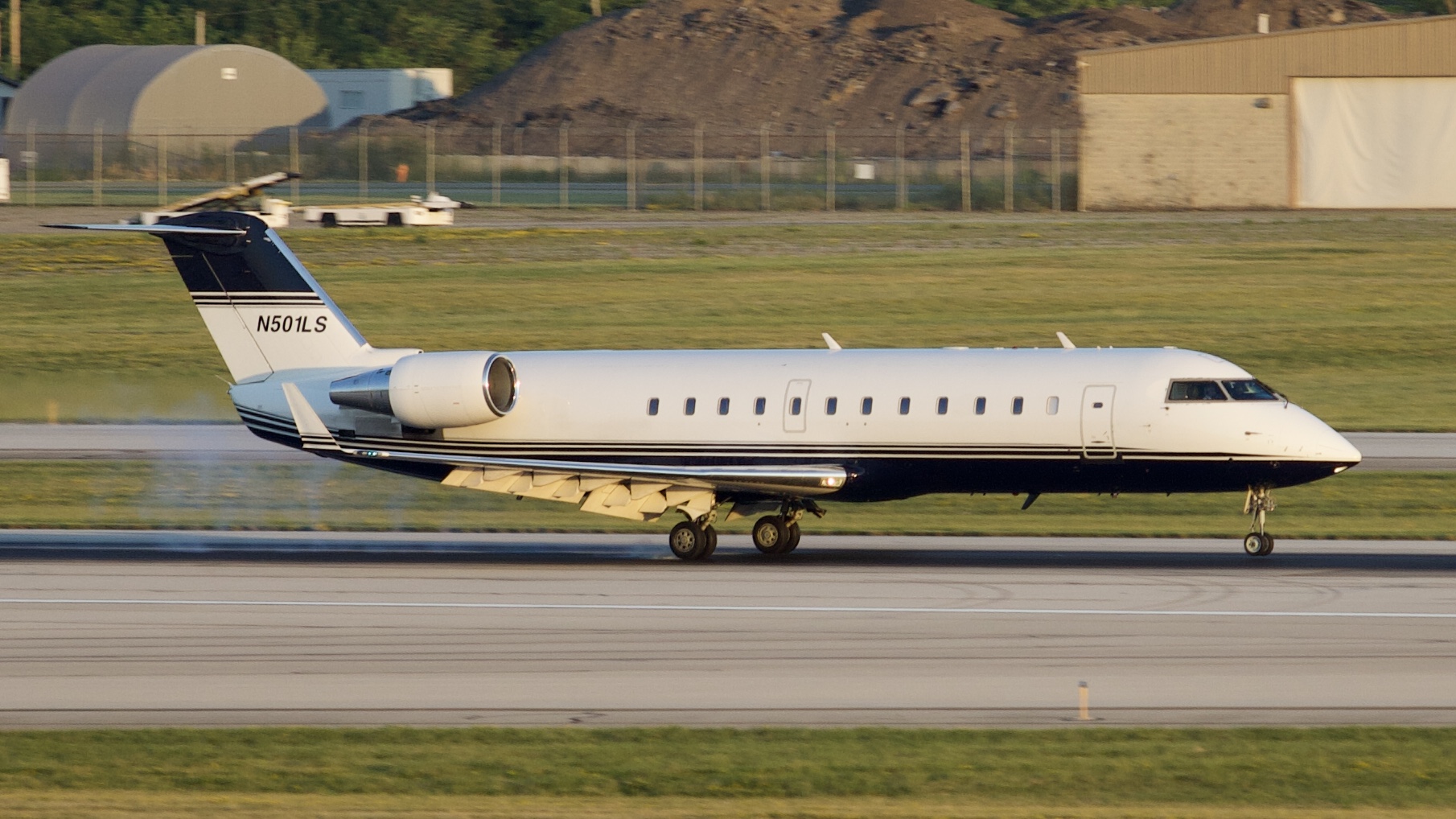 Full size: PRIVATE Mitsubishi CRJ-200 N501LS at John Glenn Columbus International Airport