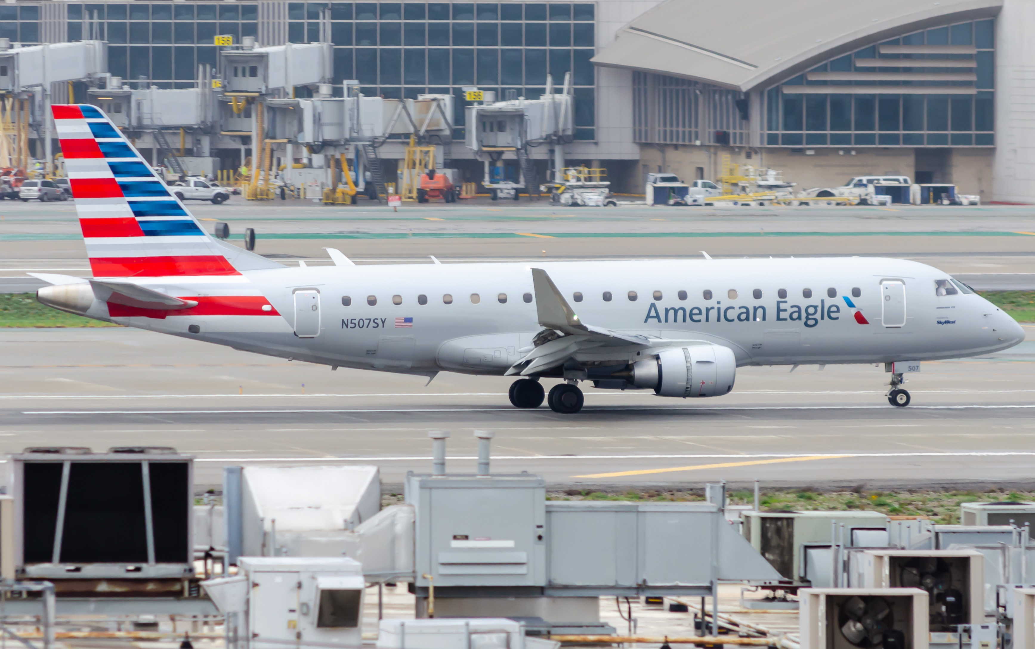 Full size: American Eagle Embraer E175 N507SY  at Los Angeles International Airport