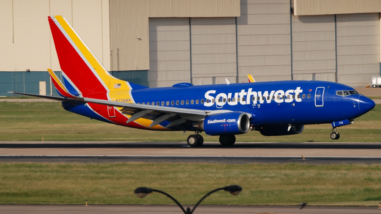 Full size: Southwest Airlines Boeing 737-700 N776WN at Will Rogers World Airport