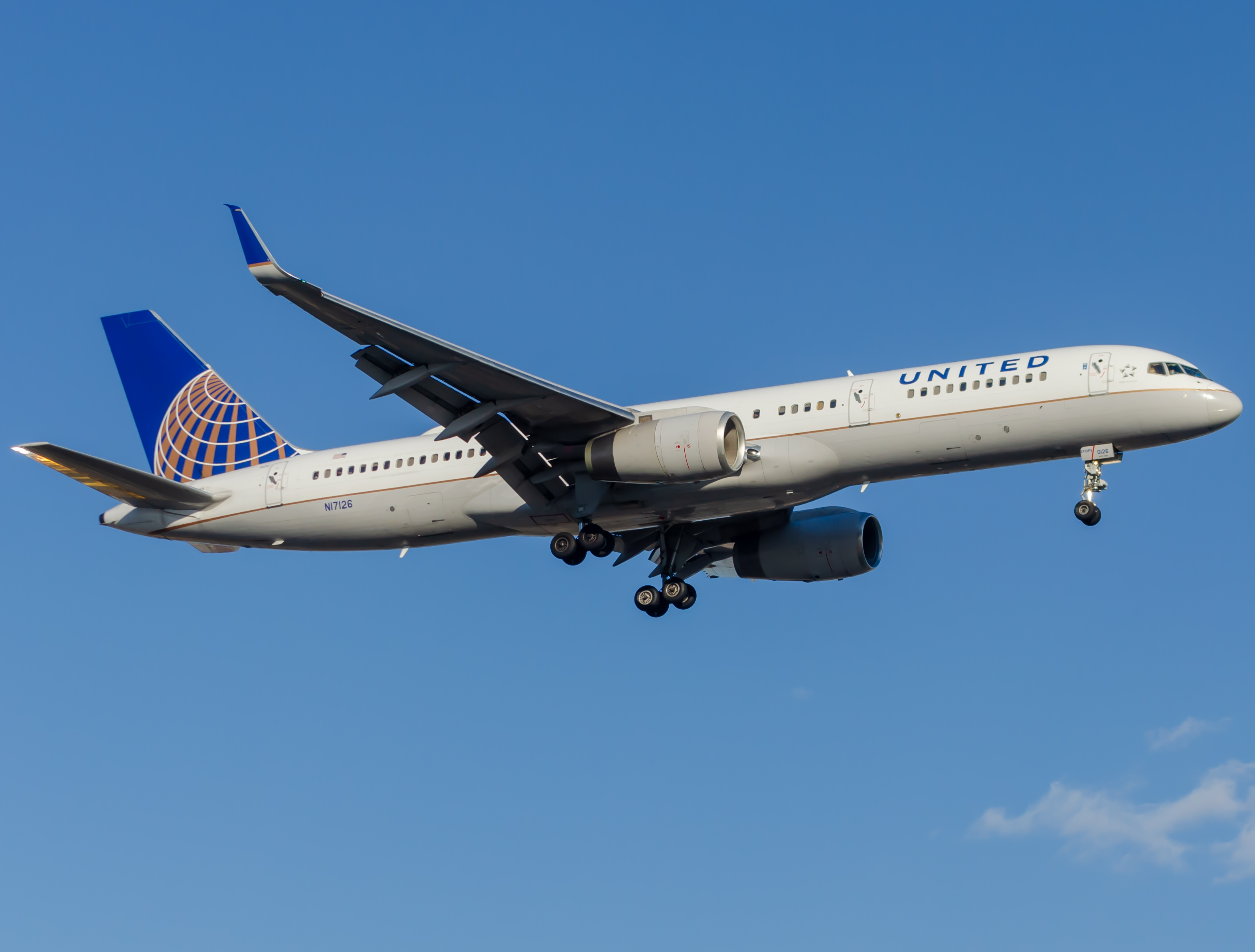 Full size: United Airlines Boeing 757-200 N17126 at Newark Liberty International Airport