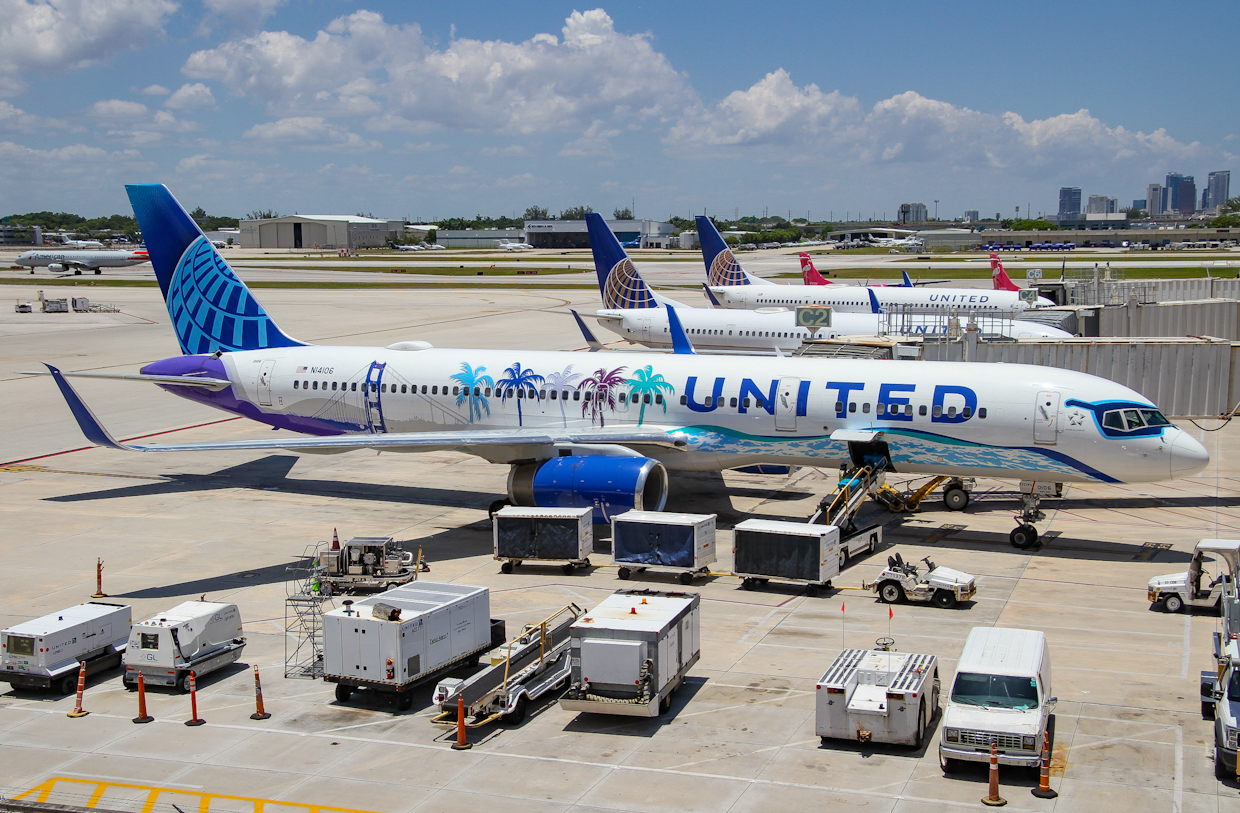 Full size: United Airlines Boeing 757-200 N14106 at Fort Lauderdale/Hollywood International Airport