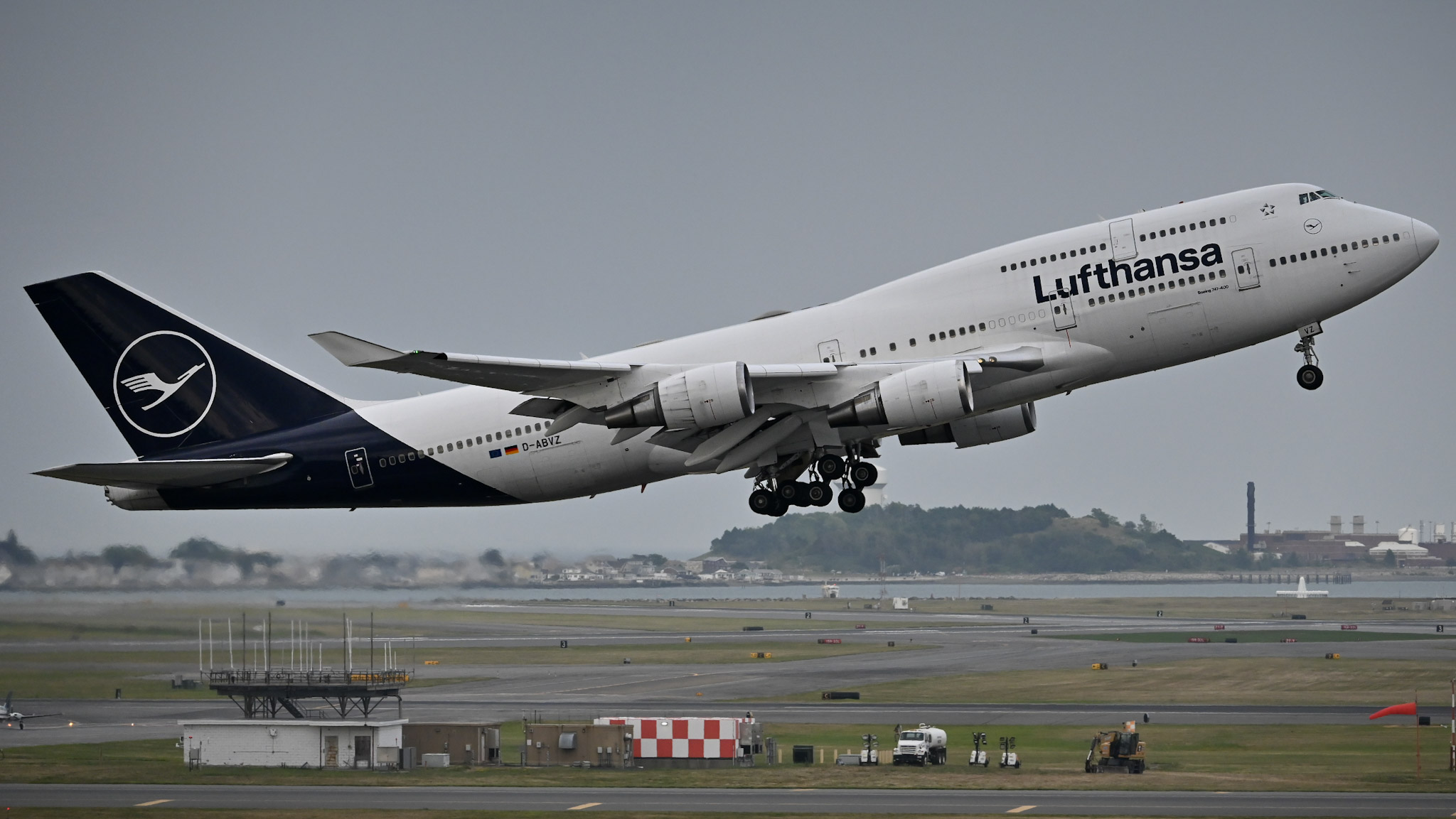 Full size: Lufthansa Boeing 747-400 D-ABVZ at General Edward Lawrence Logan International Airport