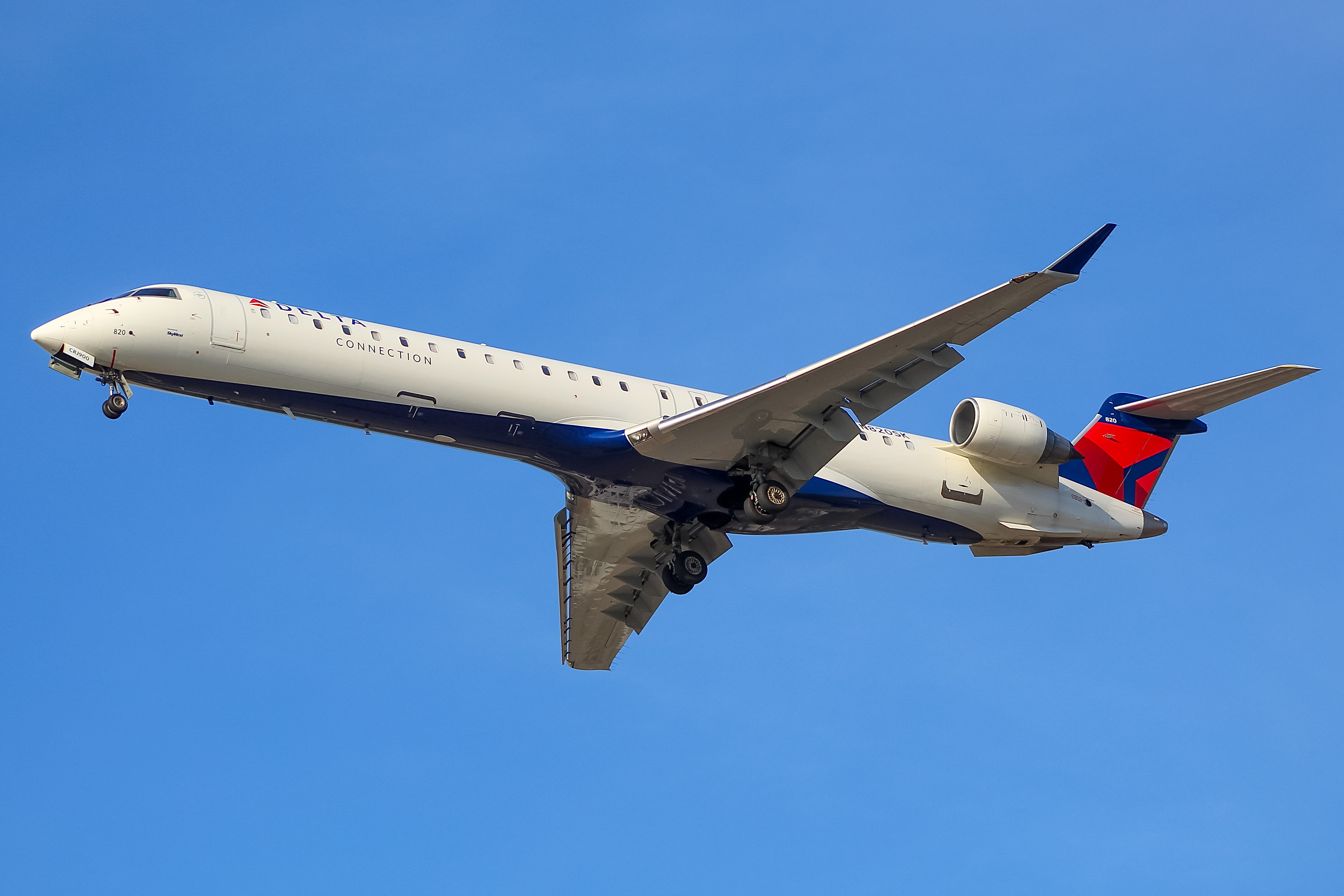 Full size: Delta Connection Mitsubishi CRJ-900 N820SK at General Mitchell International Airport