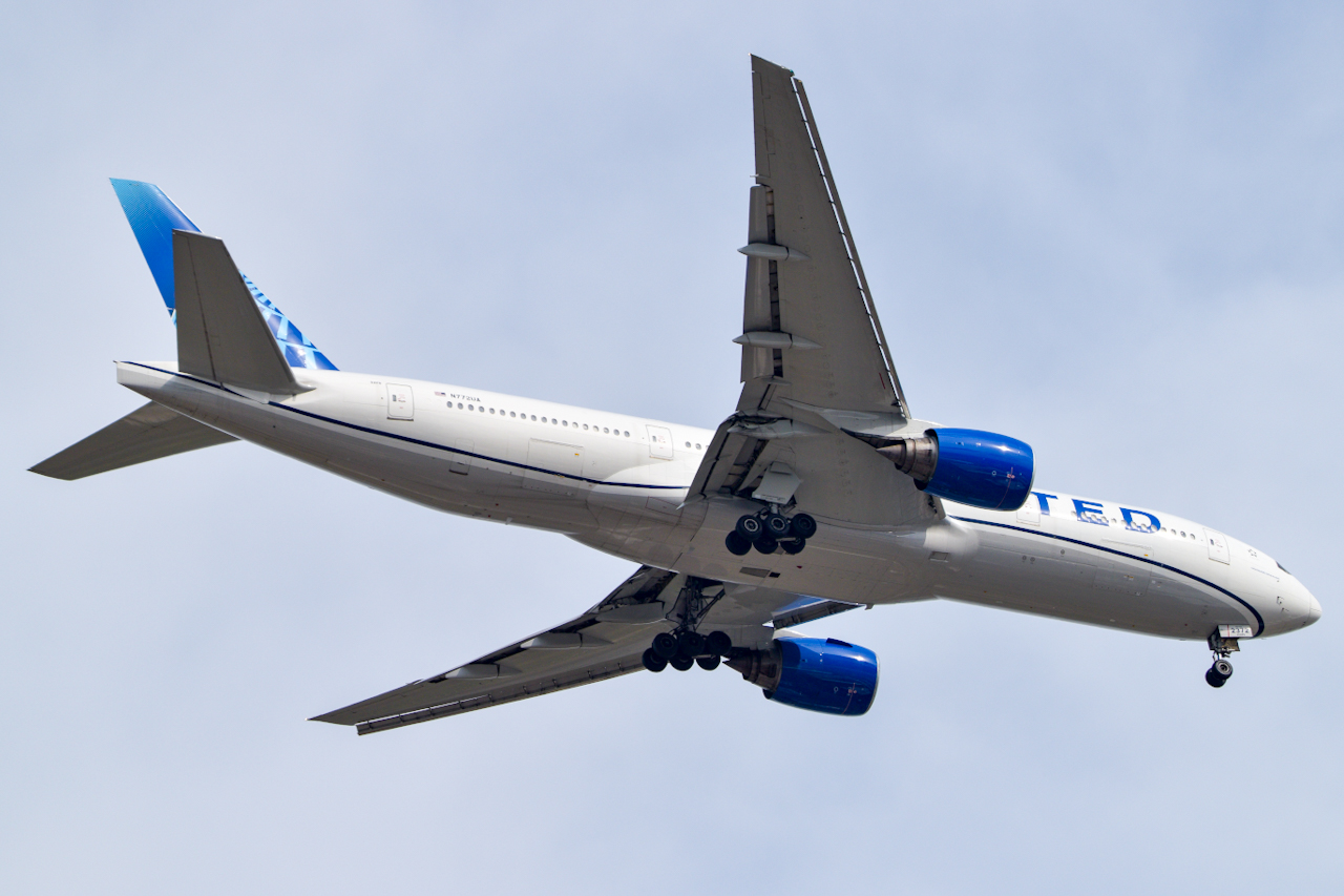 Full size: United Airlines Boeing 777-200 N772UA at Washington Dulles International Airport