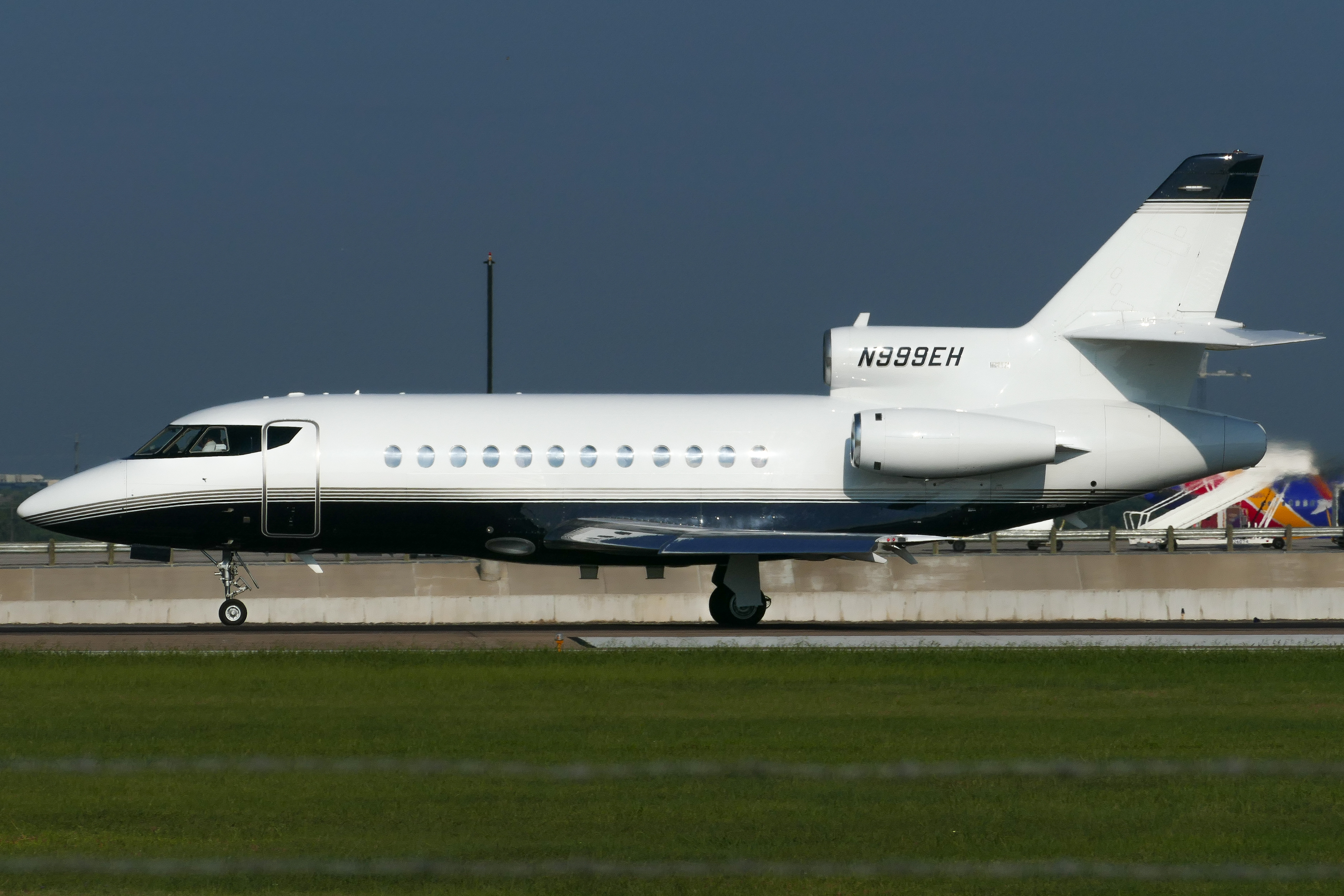Full size: PRIVATE Dassault Falcon 50 N999EH at Austin-Bergstrom International Airport