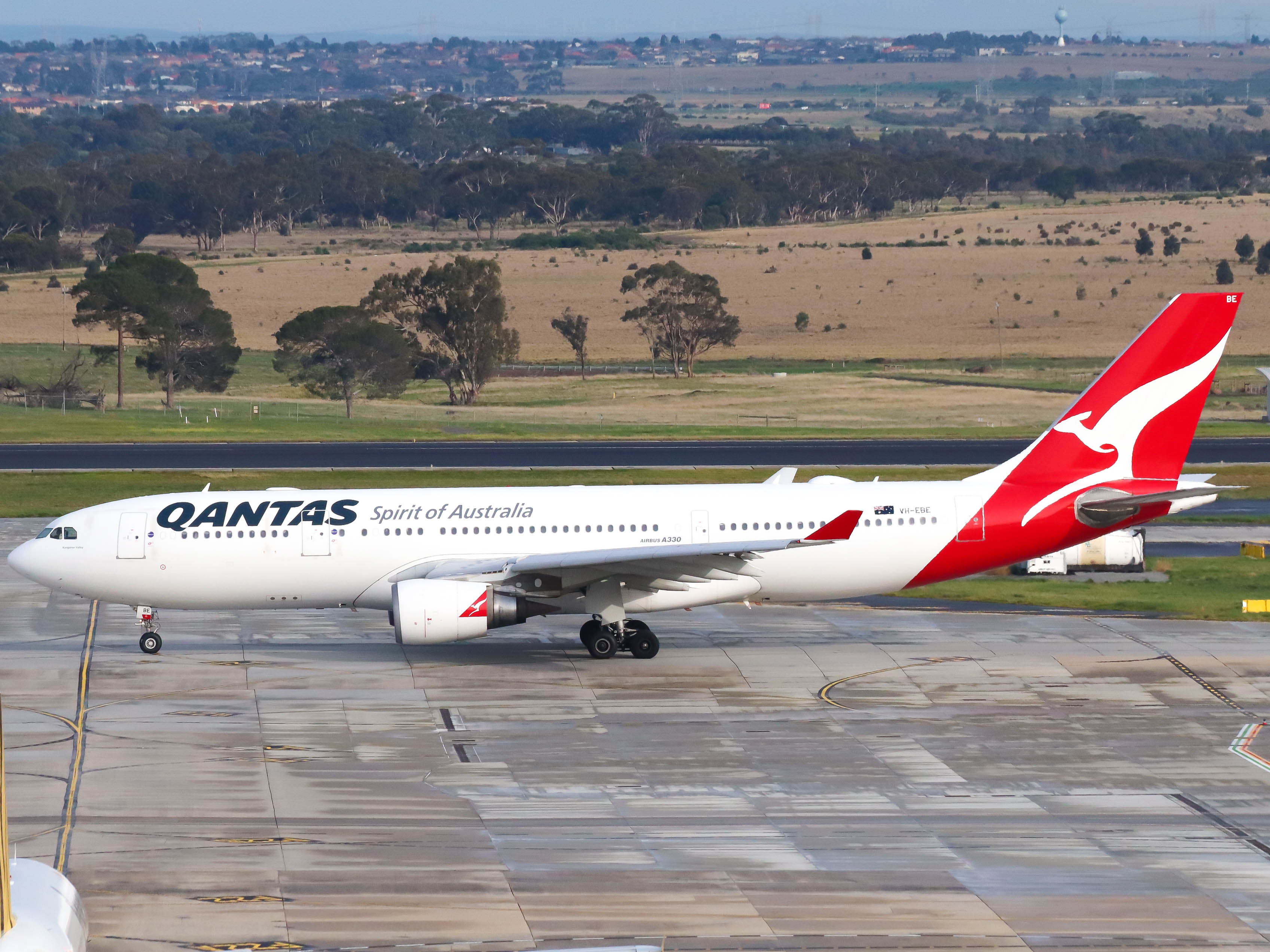 Full size: Qantas Airways Airbus A330-200 VH-EBE at Melbourne Airport