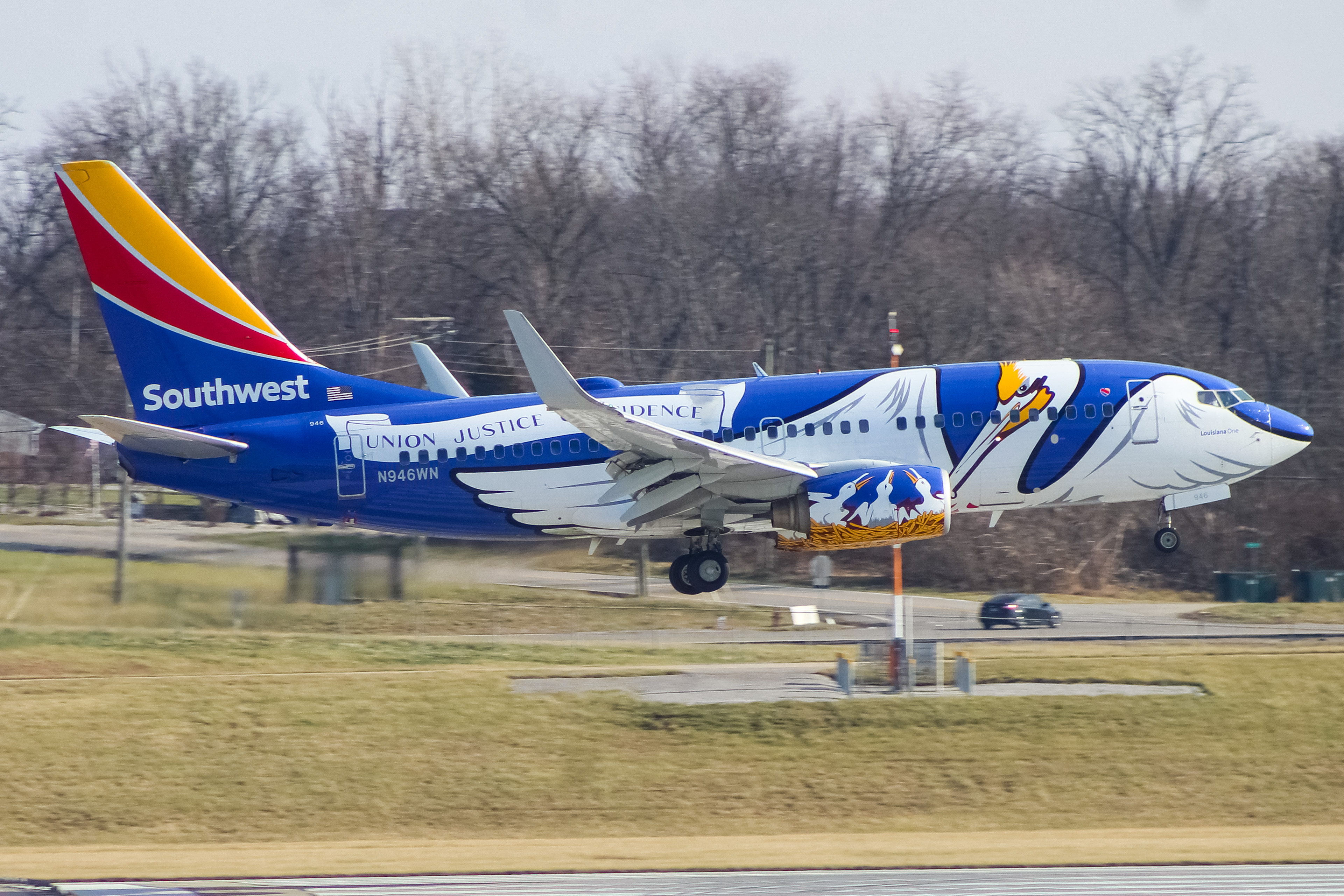 Full size: Southwest Airlines Boeing 737-700 N946WN at Cincinnati/Northern Kentucky International Airport