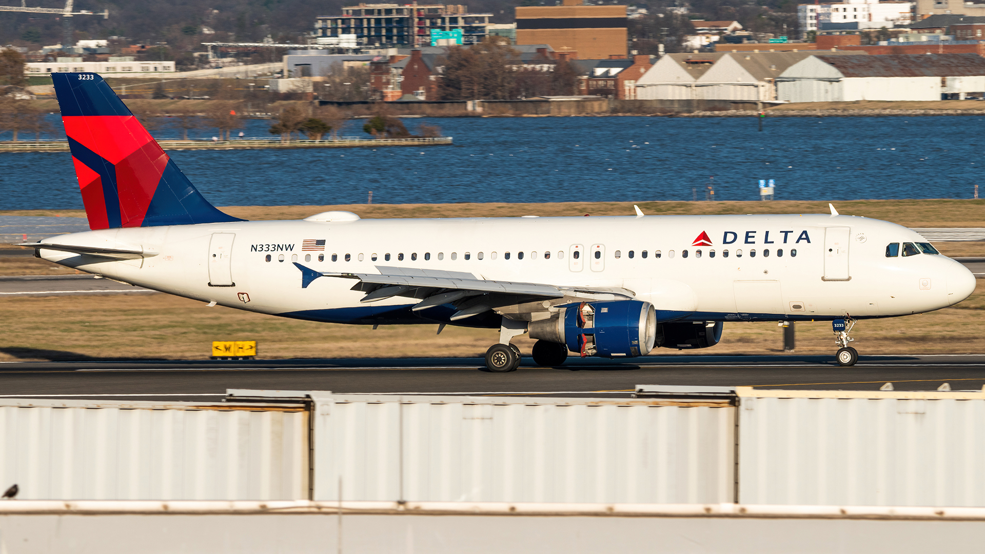 Full size: Delta Airlines Airbus A320 N333NW at Ronald Reagan National Airport