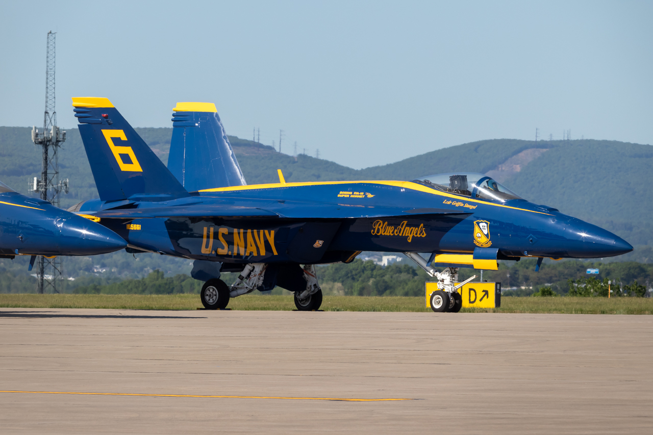 Full size: Blue Angels Boeing F/A-18E/F Super Hornet 165661 at Avoca Wilkes-Barre/Scranton International Airport