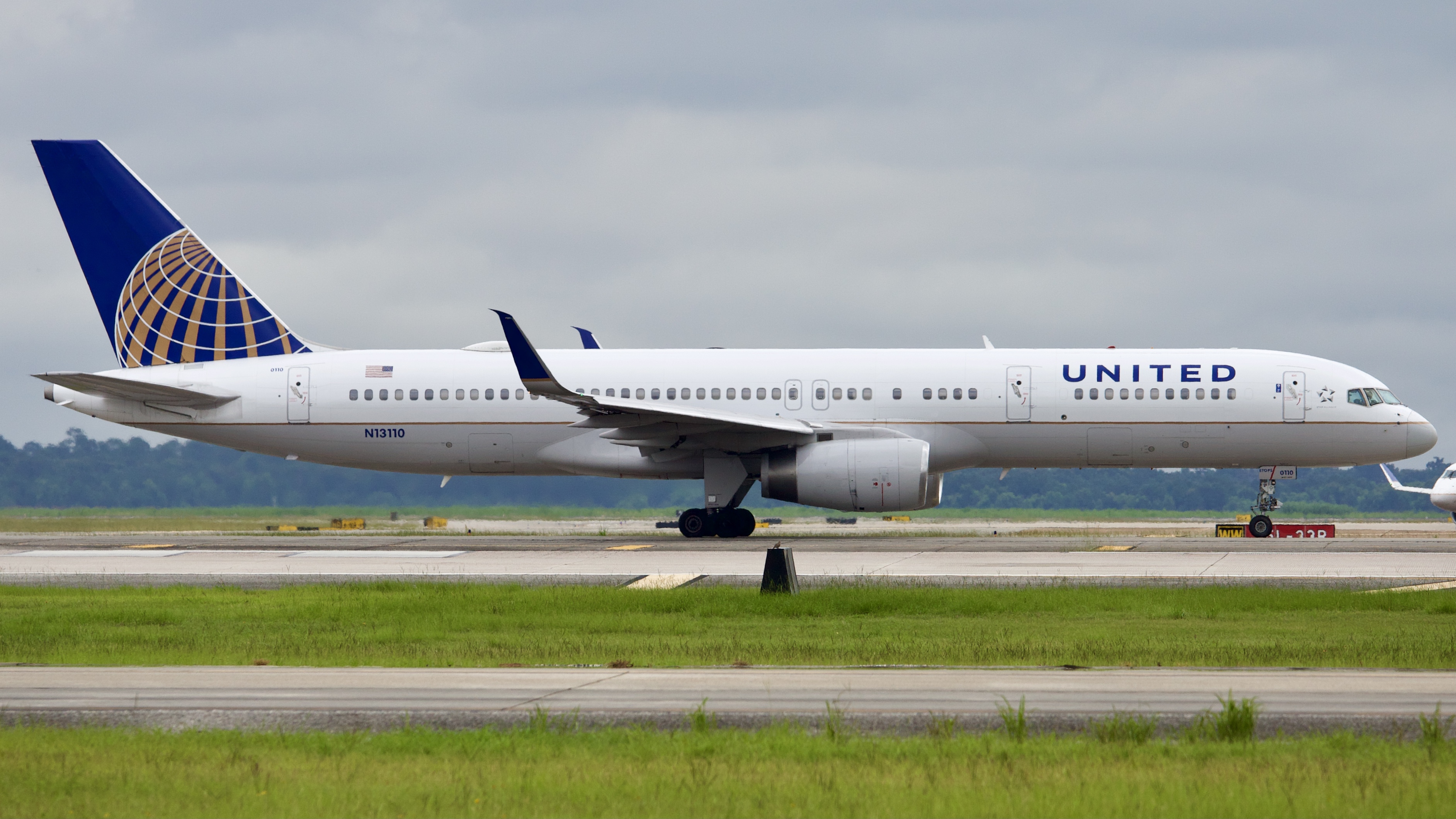 Full size: United Airlines Boeing 757-200 N13110 at Houston-George Bush Intercontinental Airport