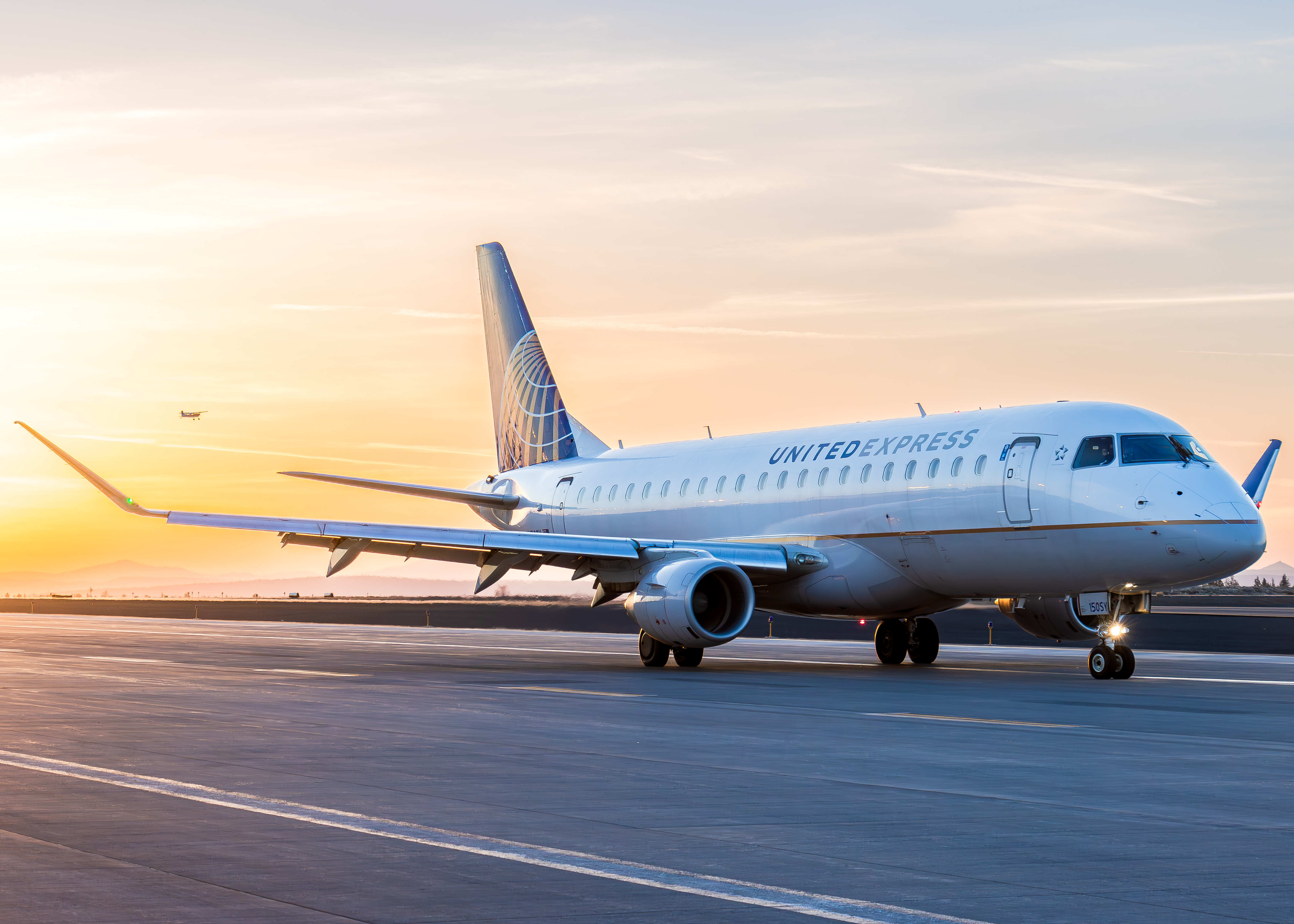 Full size: SkyWest Airlines Embraer E175 N150SY at Roberts Field Airport