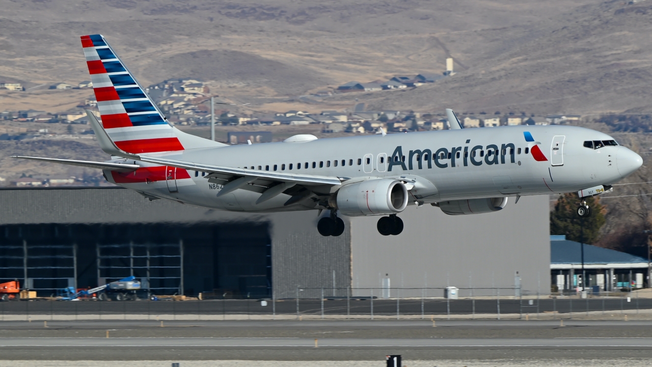 Full size: American Airlines Boeing 737-800 N862NN at Reno/Tahoe International Airport