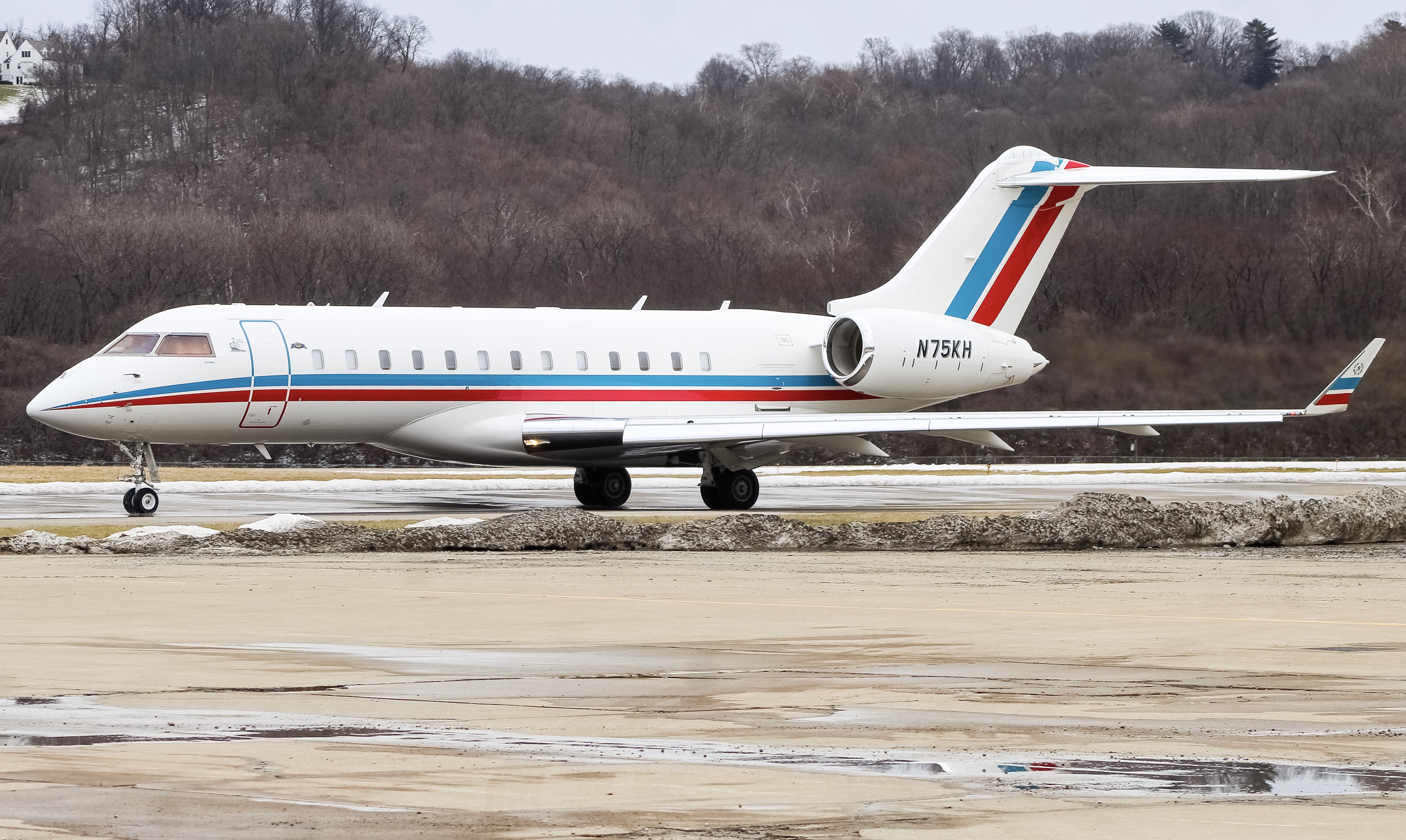 Full size: PRIVATE  Bombardier Global 5000 N75KH at Cincinnati Municipal Airport/Lunken Field