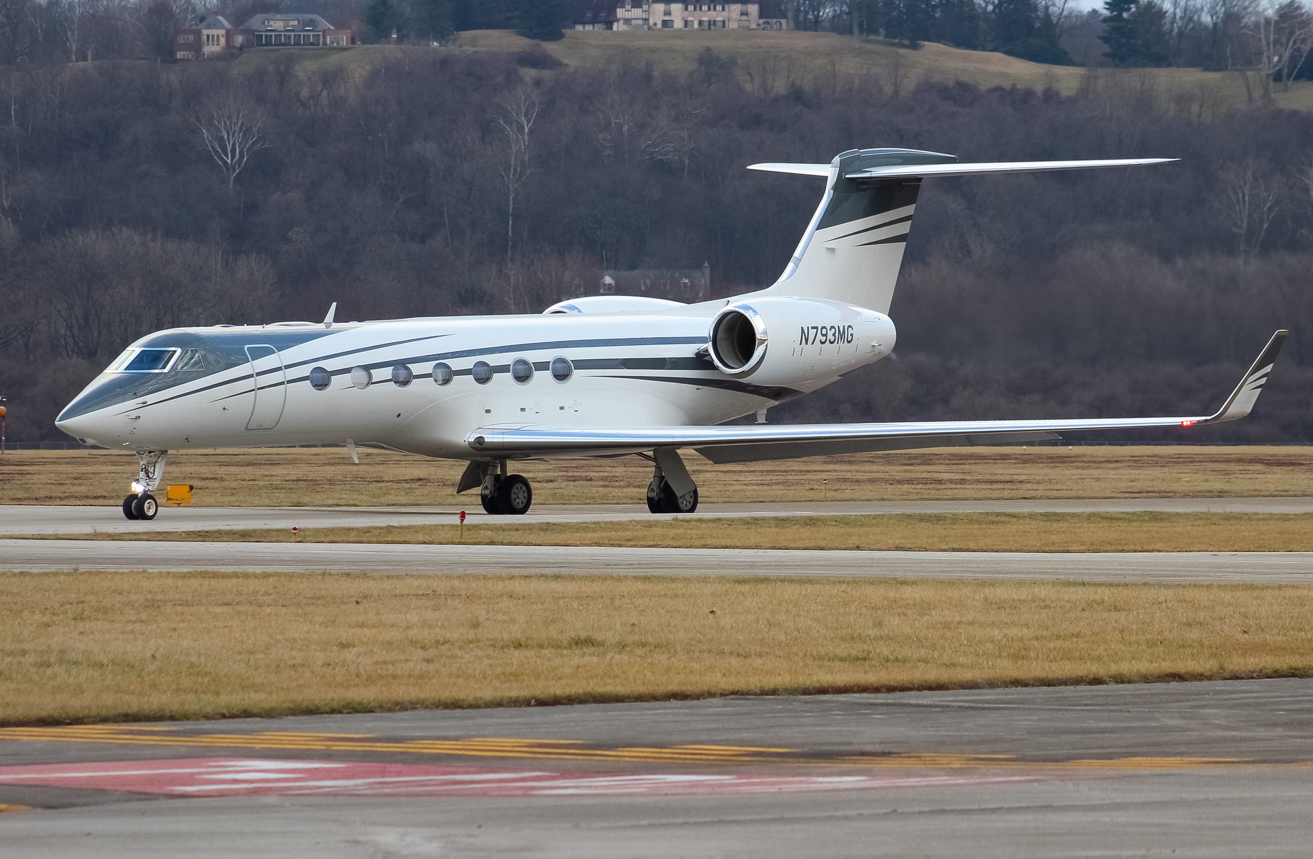 Full size: PRIVATE Gulfstream G550 N793MG at Cincinnati Municipal Airport/Lunken Field