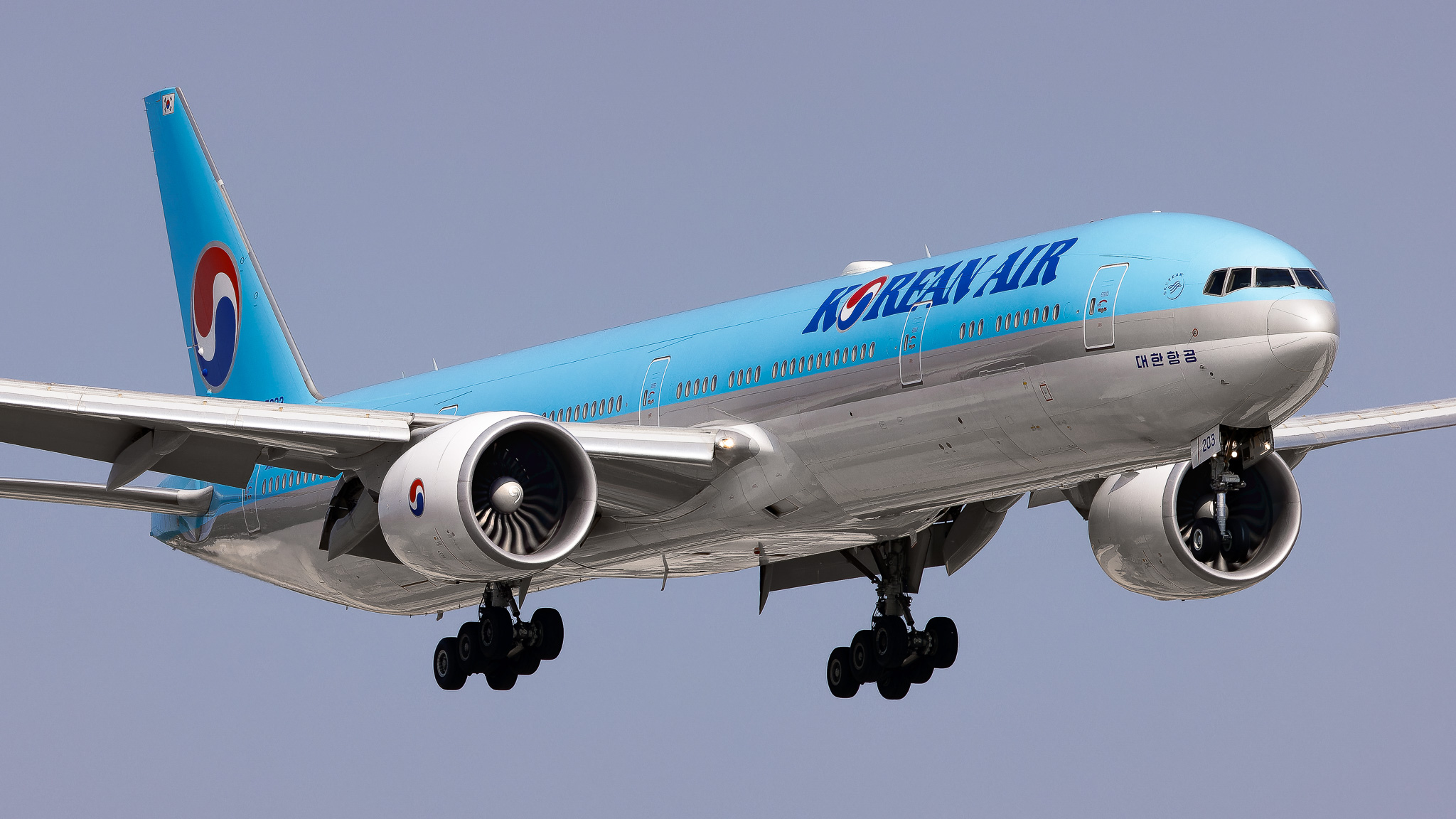Full size: Korean Air  Boeing 777-300ER HL7203 at Chicago O'Hare International Airport