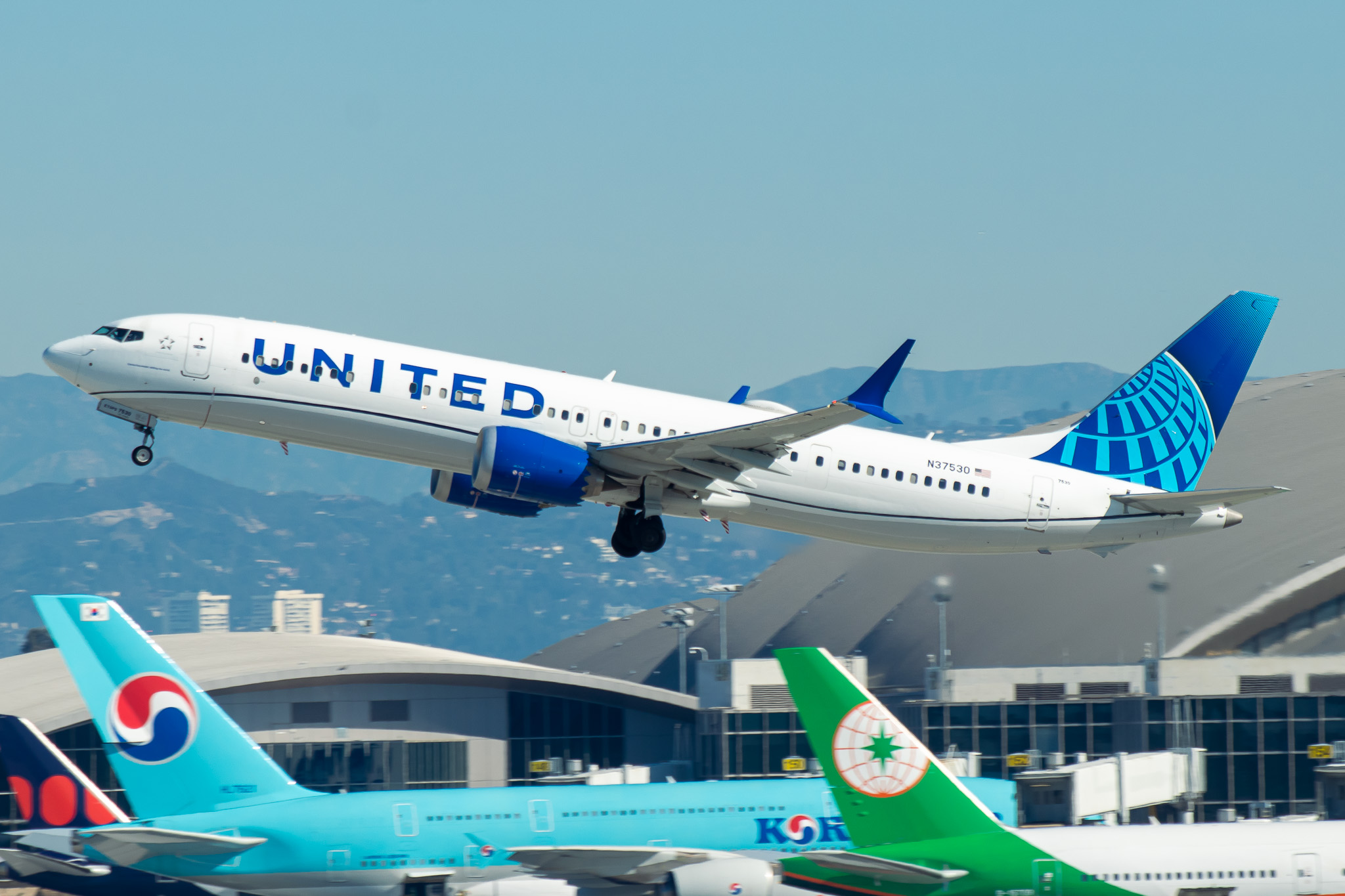 Full size: United Airlines Boeing 737 MAX 9 N37530 at Los Angeles International Airport