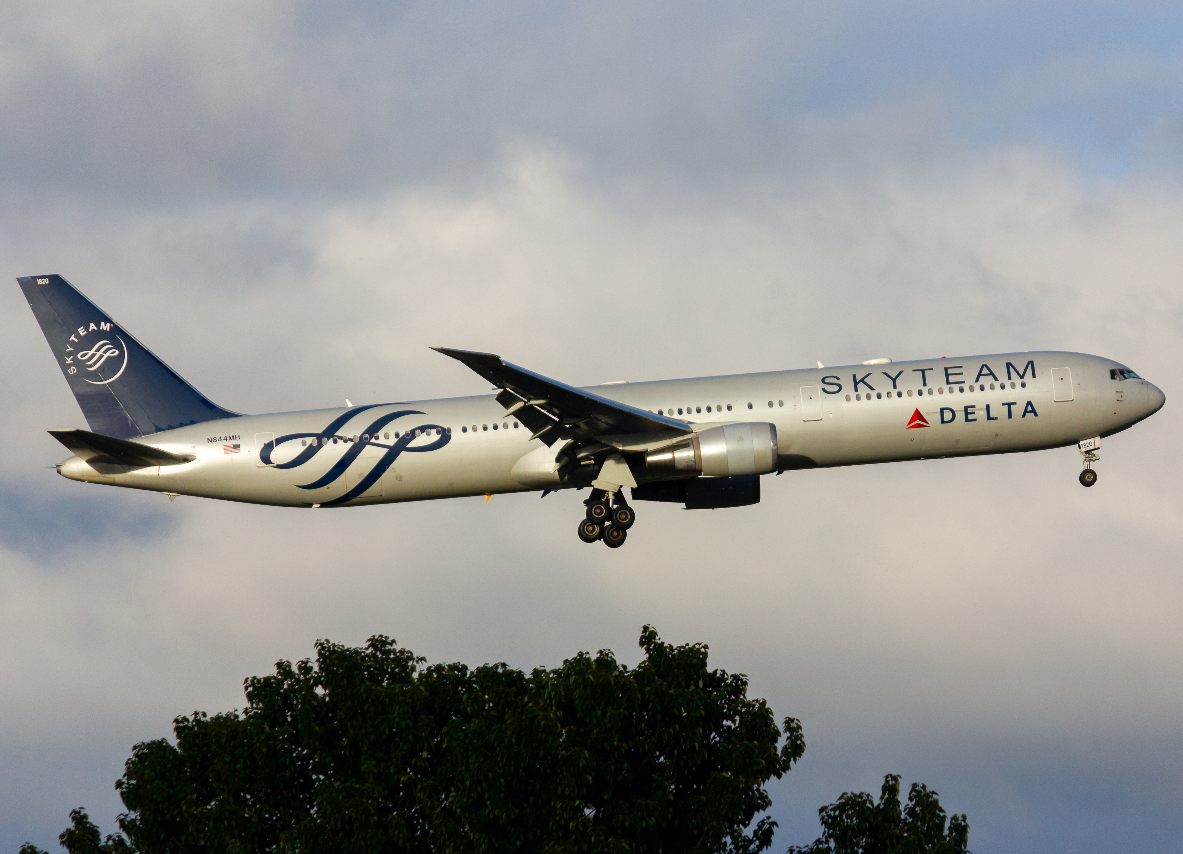 Full size: Delta Airlines Boeing 767-400ER N844MH at Seattle-Tacoma International Airport