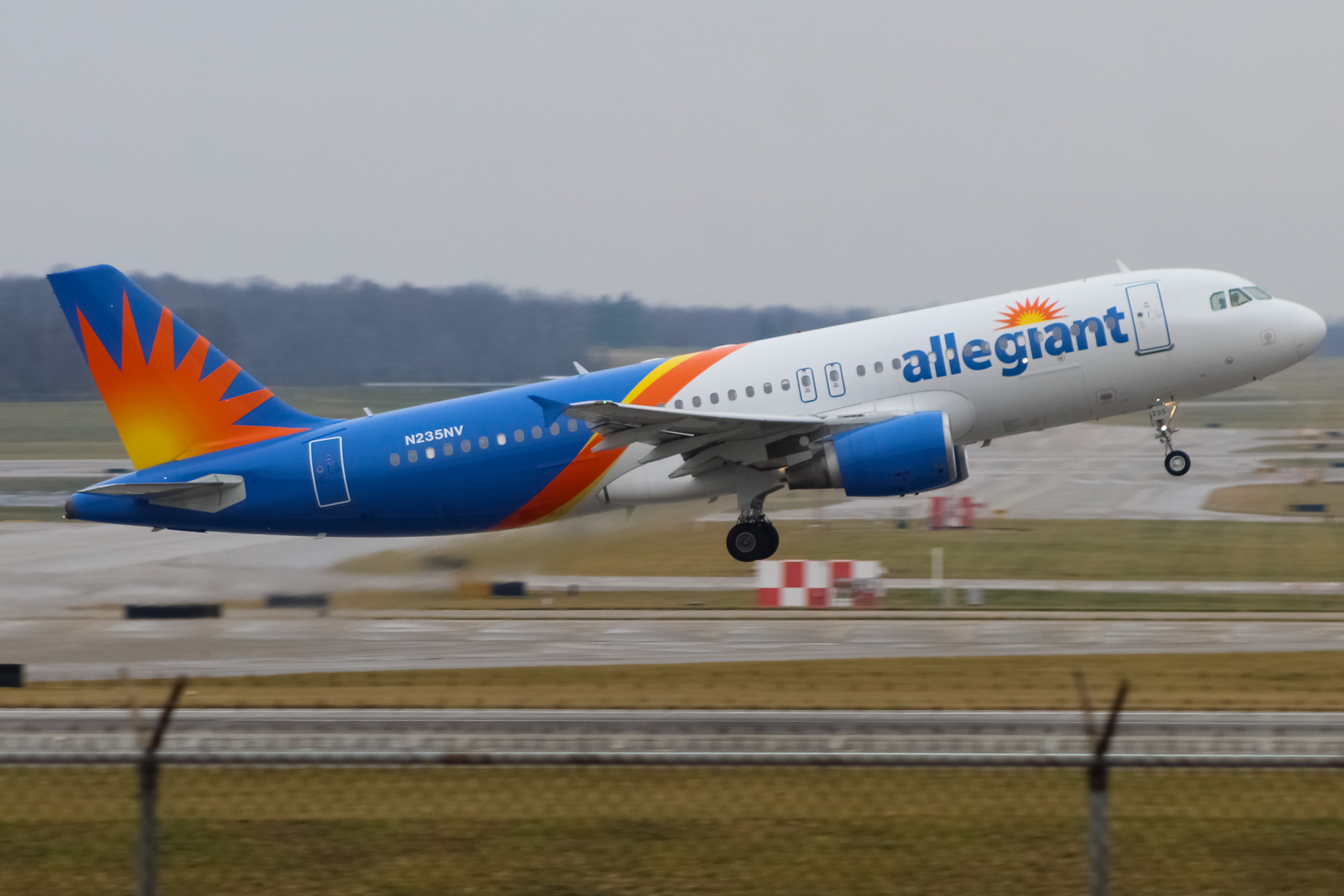 Full size: Allegiant Air Airbus A320 N235NV at Cincinnati/Northern Kentucky International Airport