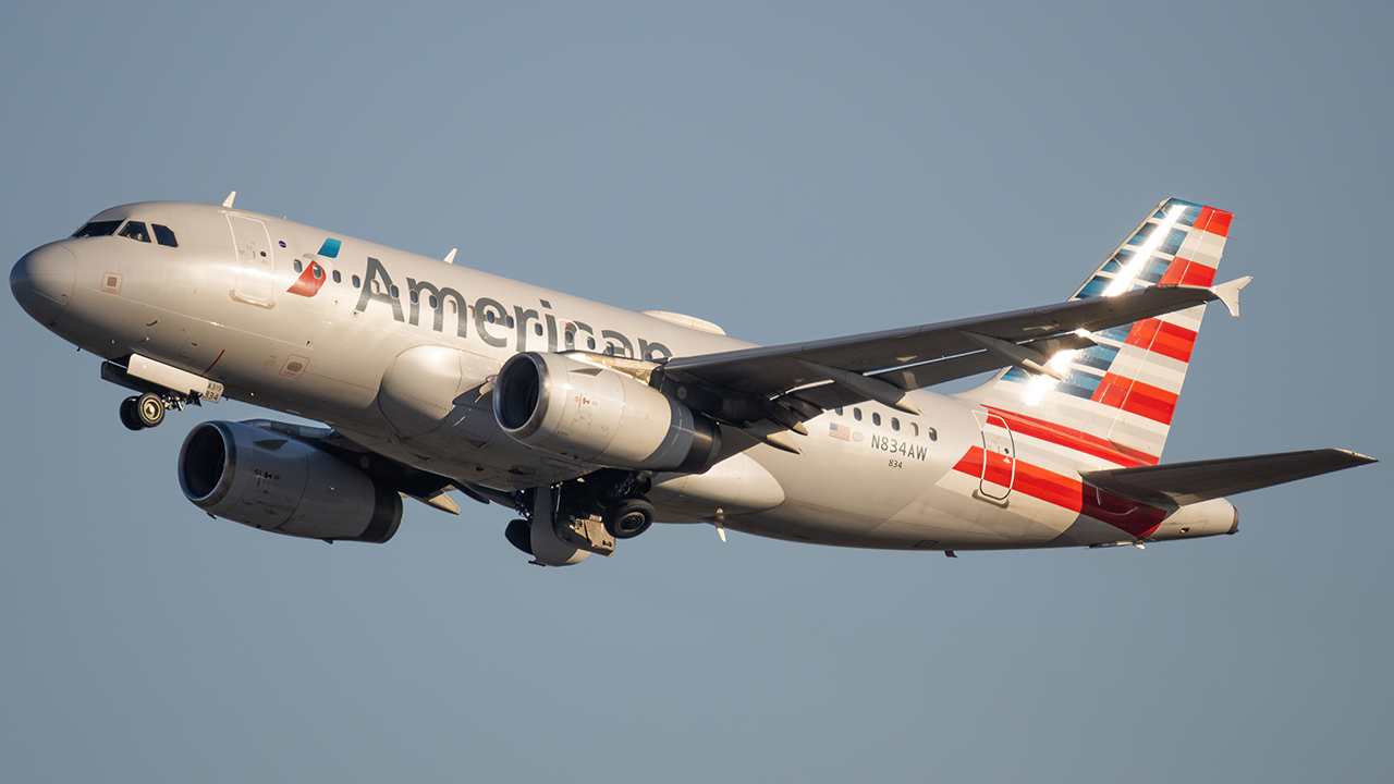 Full size: American Airlines Airbus A319 N834AW at Ronald Reagan National Airport