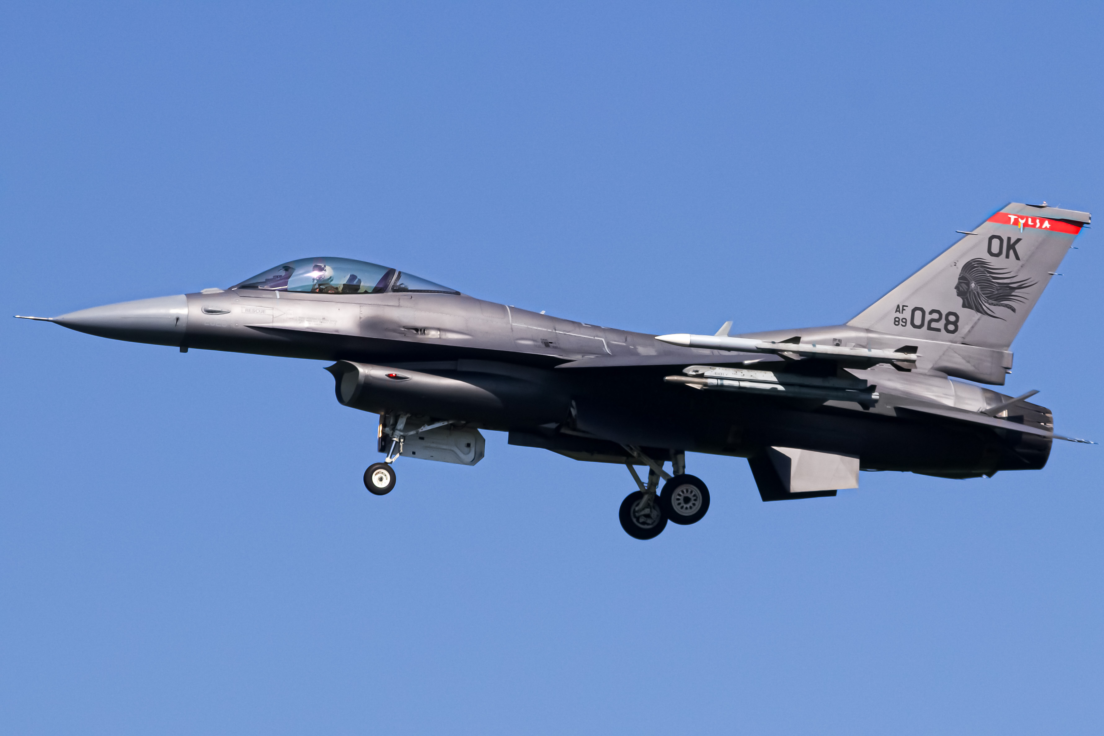 Full size: USAF - United States Air Force General Dynamics F-16 Fighting Falcon 89-2028 at Tulsa International Airport
