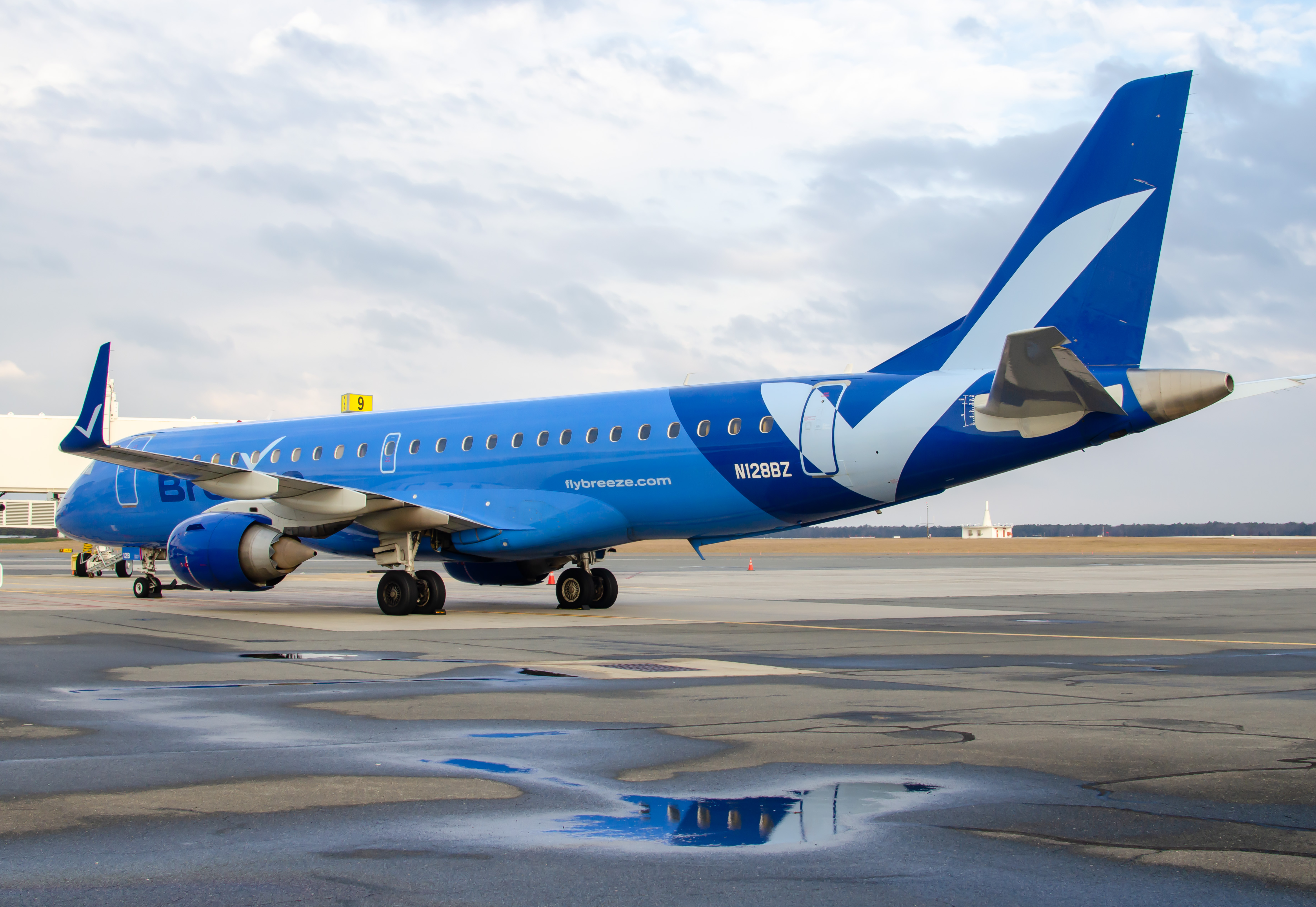 Full size: Breeze Airways Embraer E190 N128BZ at Atlantic City International Airport