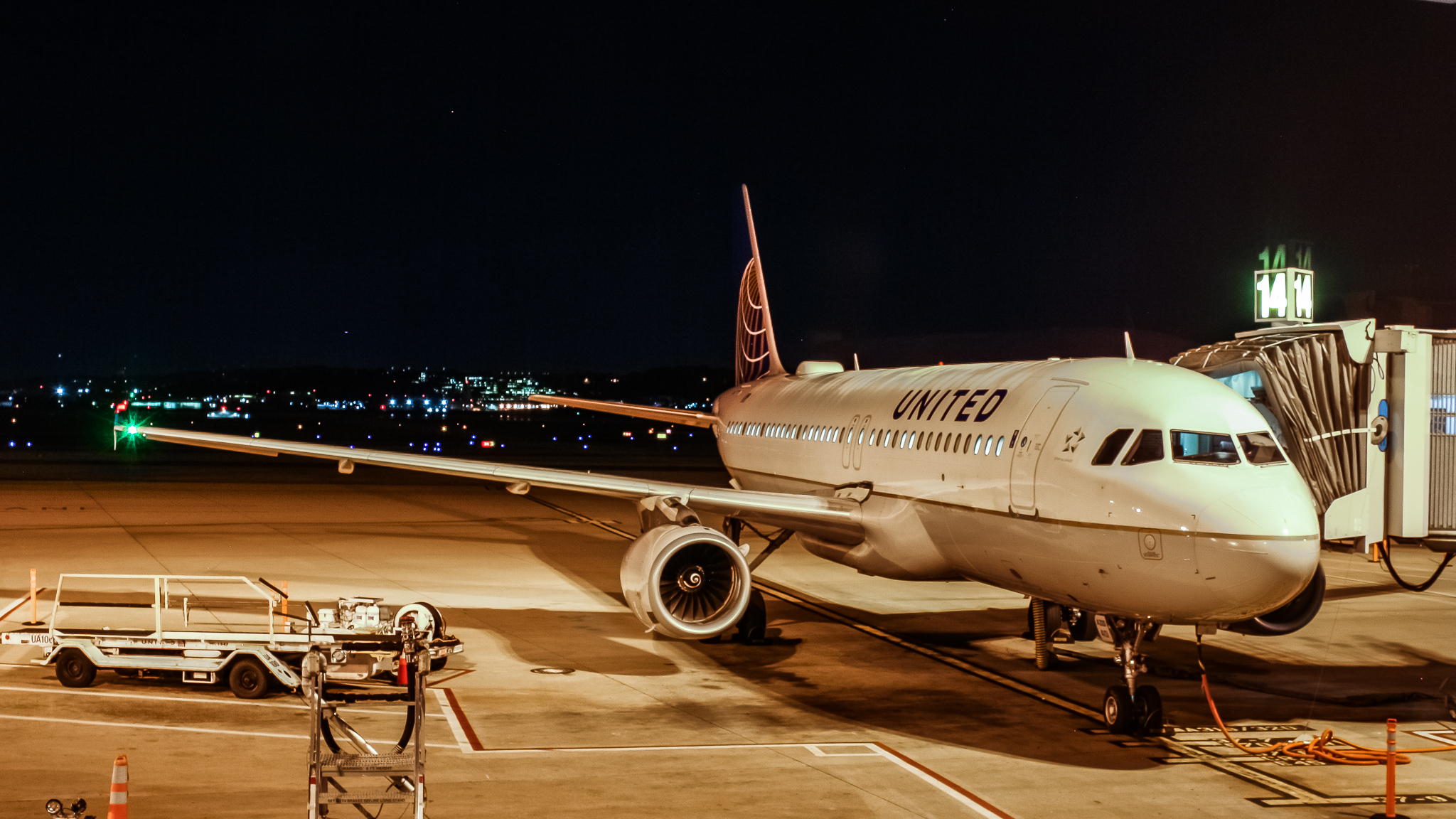 Full size: United Airlines Airbus A319 N842UA at Ronald Reagan National Airport