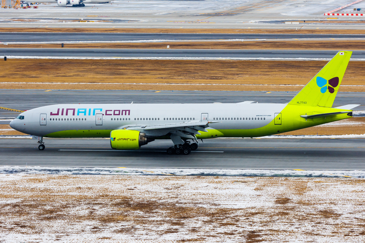 Full size: jinair Boeing 777-200ER HL7743 at Seoul-Incheon International Airport