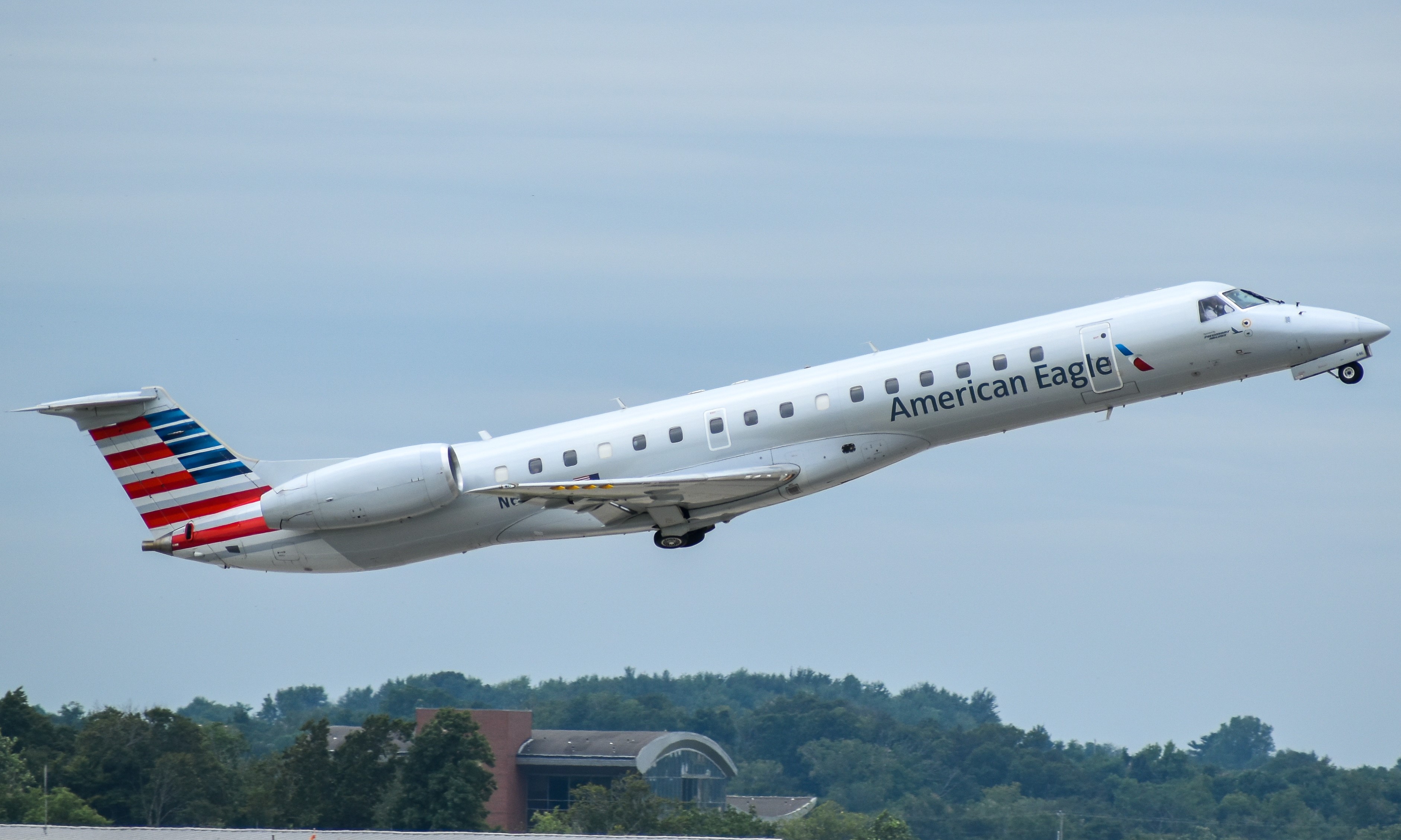 Full size: Piedmont Airlines Embraer ERJ145 N646AE at Cincinnati/Northern Kentucky International Airport