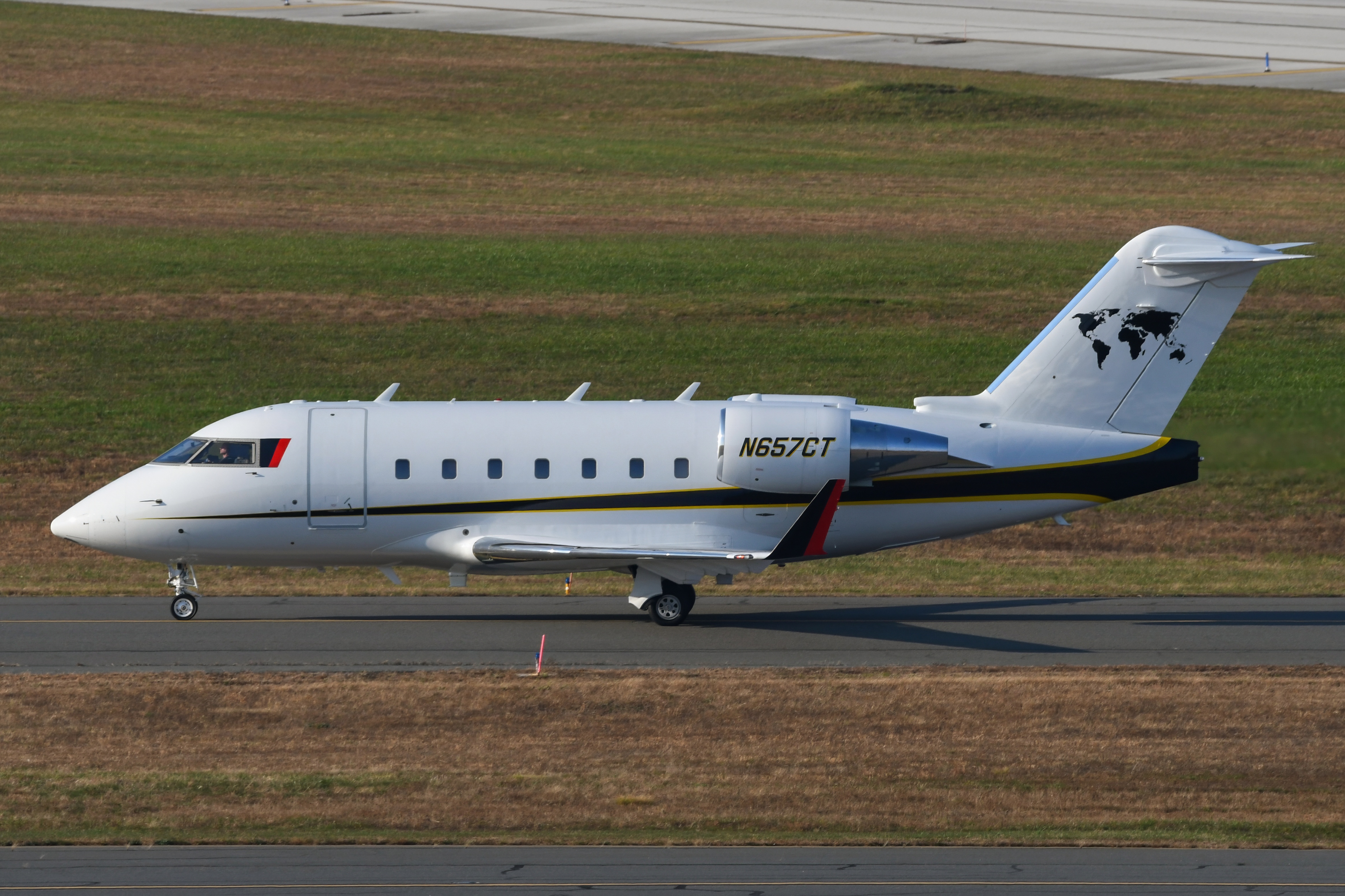 Full size: PRIVATE Bombardier Challenger 604 N657CT at Atlantic City International Airport