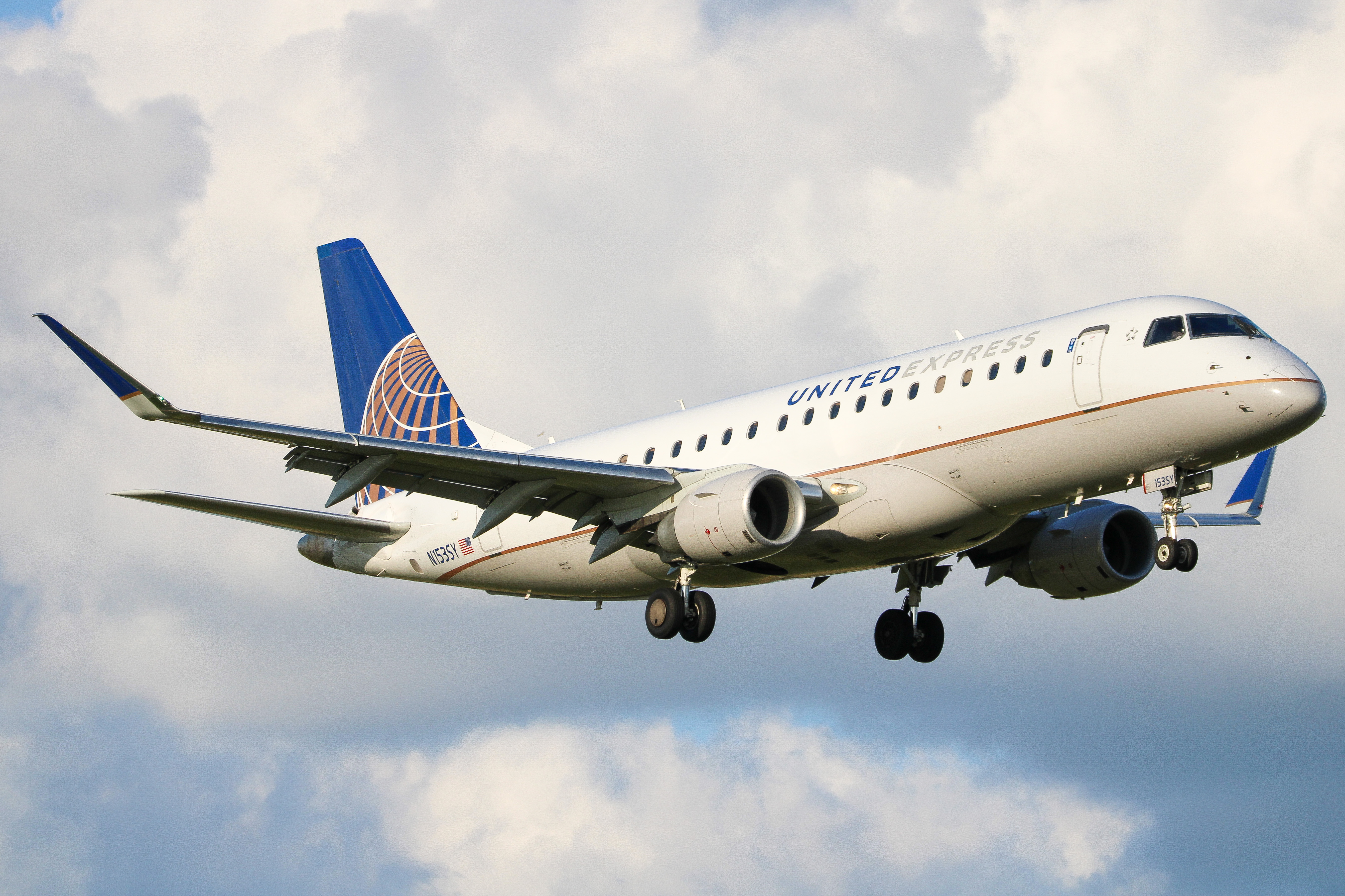 Full size: United Express Embraer E170 N153SY at General Mitchell International Airport
