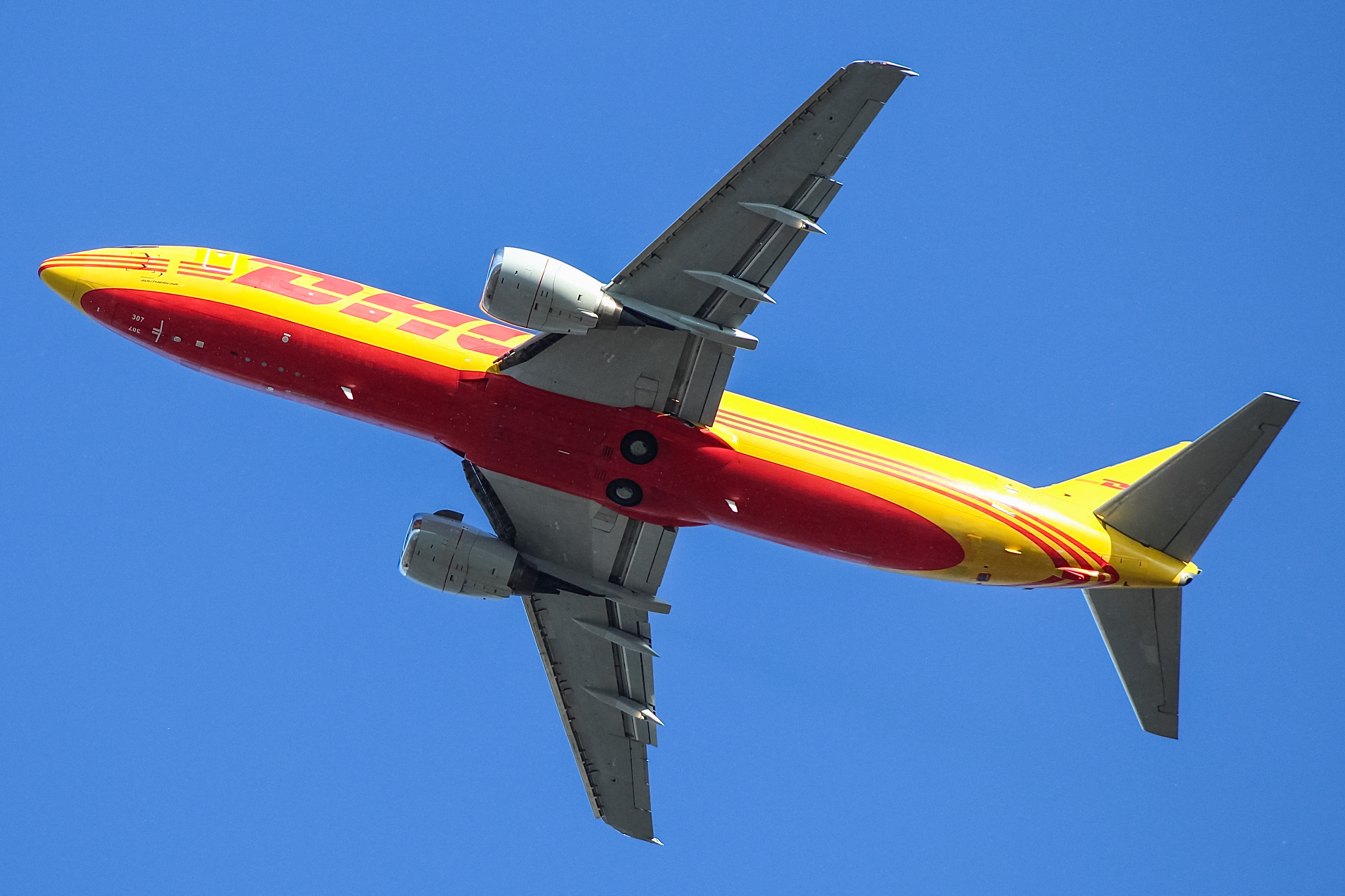 Full size: DHL Boeing 737-400 N307GT at General Mitchell International Airport