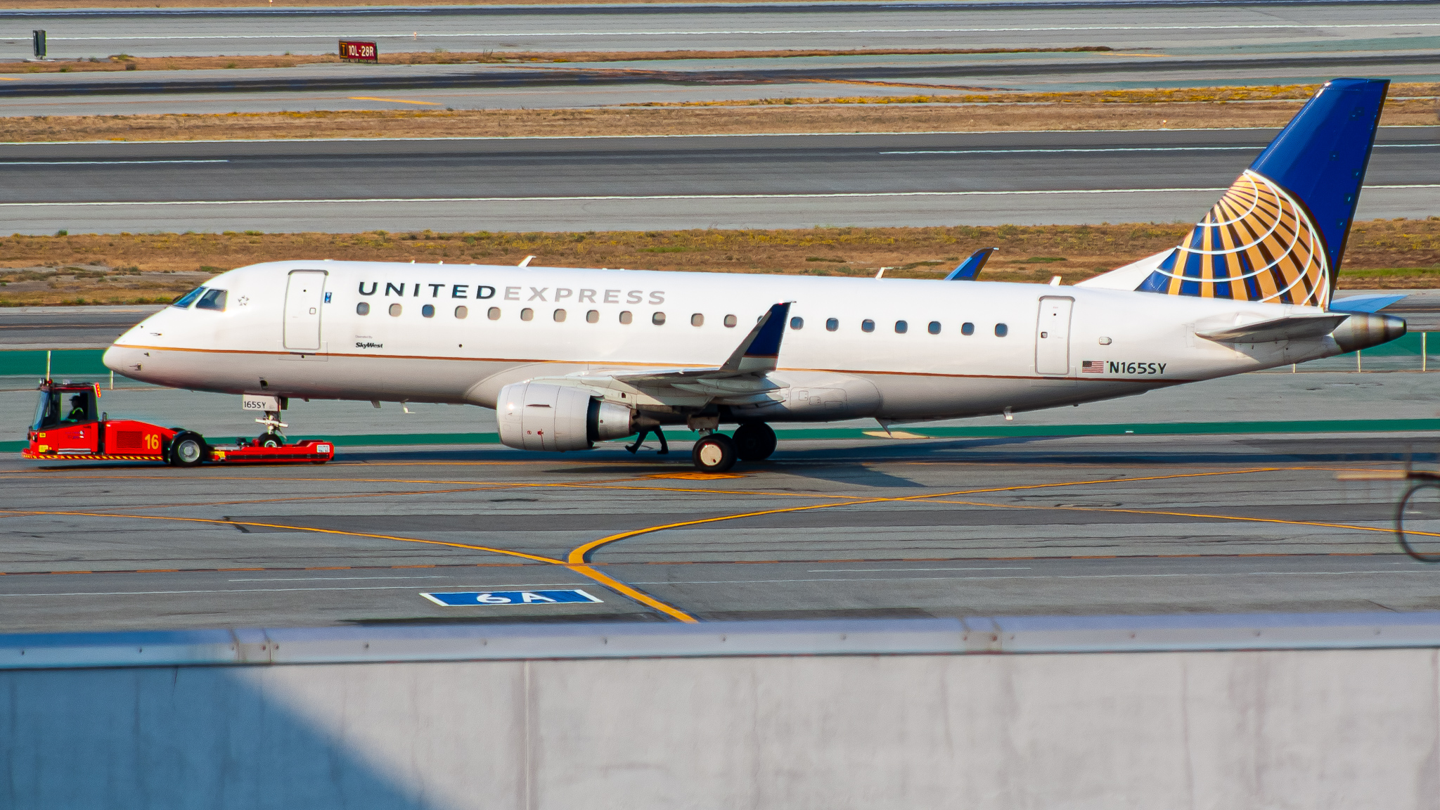 Full size: United Airlines Embraer E175 N165SY at San Francisco International Airport