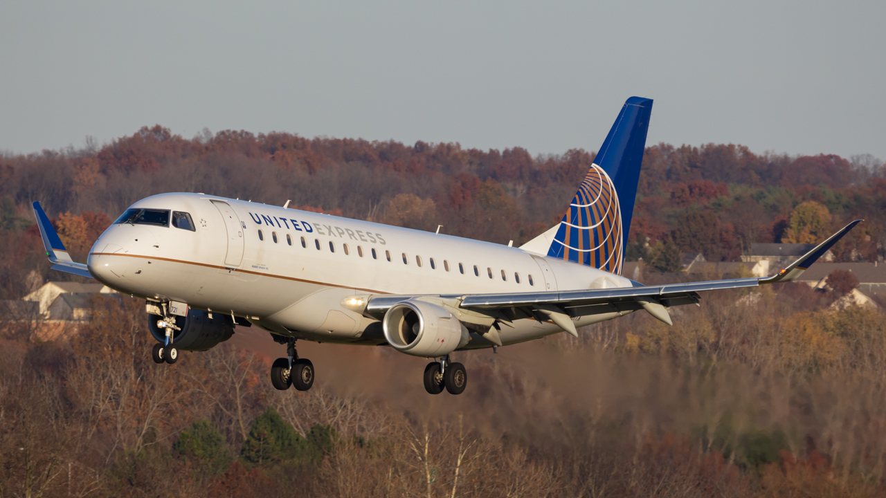Full size: United Express Embraer E175 N721YX at John Glenn Columbus International Airport