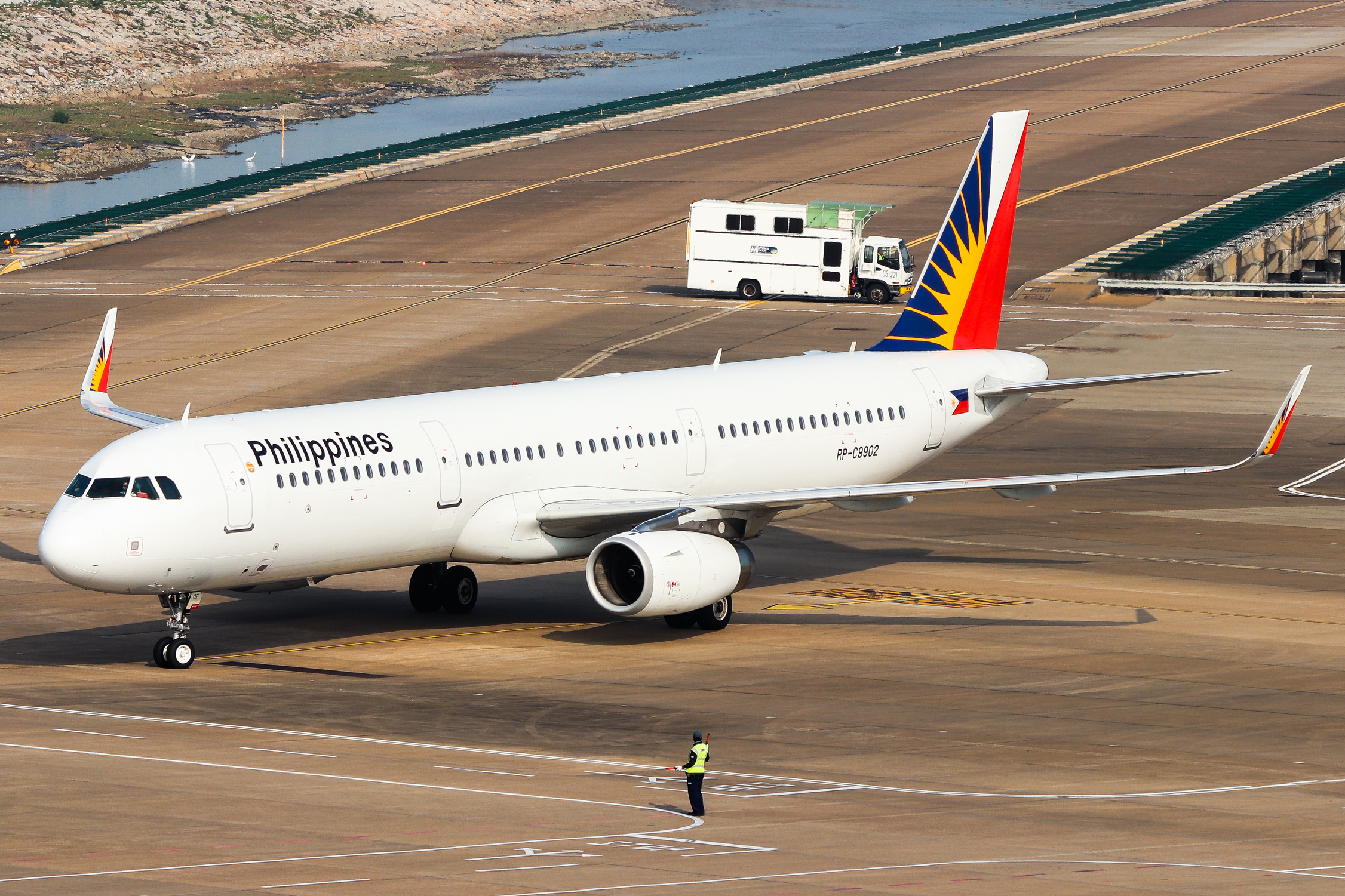 Full size: Philippine Airlines Airbus A321-200 RP-C9902 at Macau International Airport