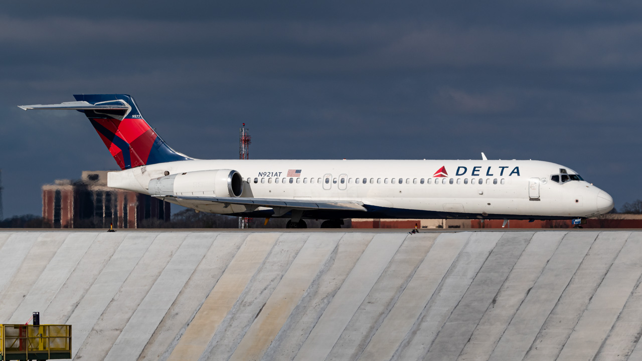 Full size: Delta Airlines Boeing 717-200 N921AT at Hartsfield-Jackson Atlanta International Airport