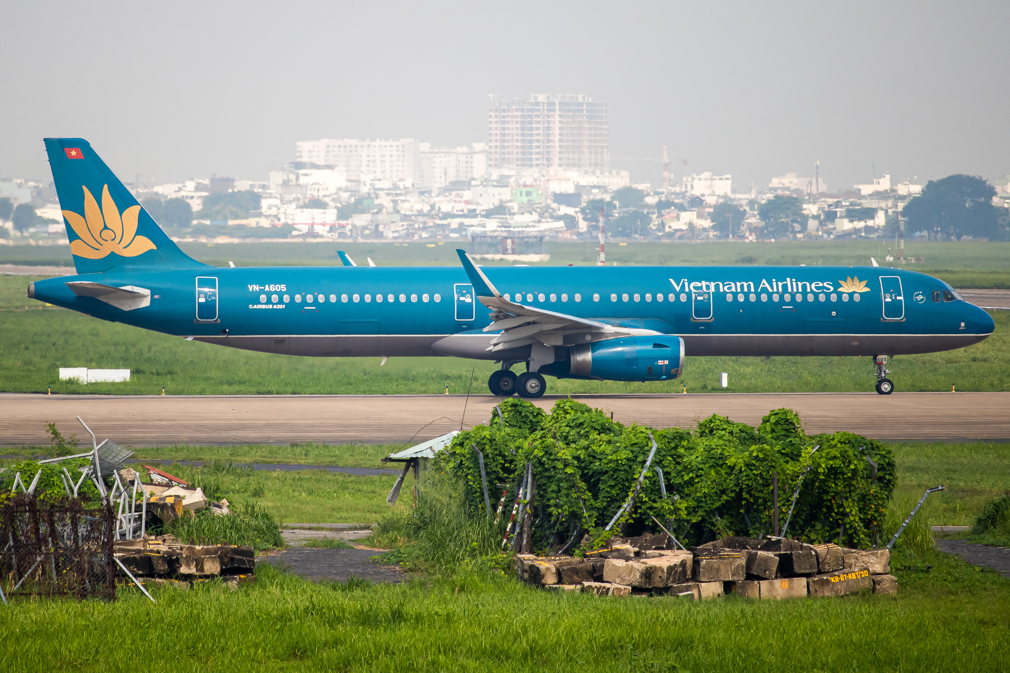 Full size: Vietnam Airlines Airbus A321-200 VN-A605 at Tan Son Nhat International Airport