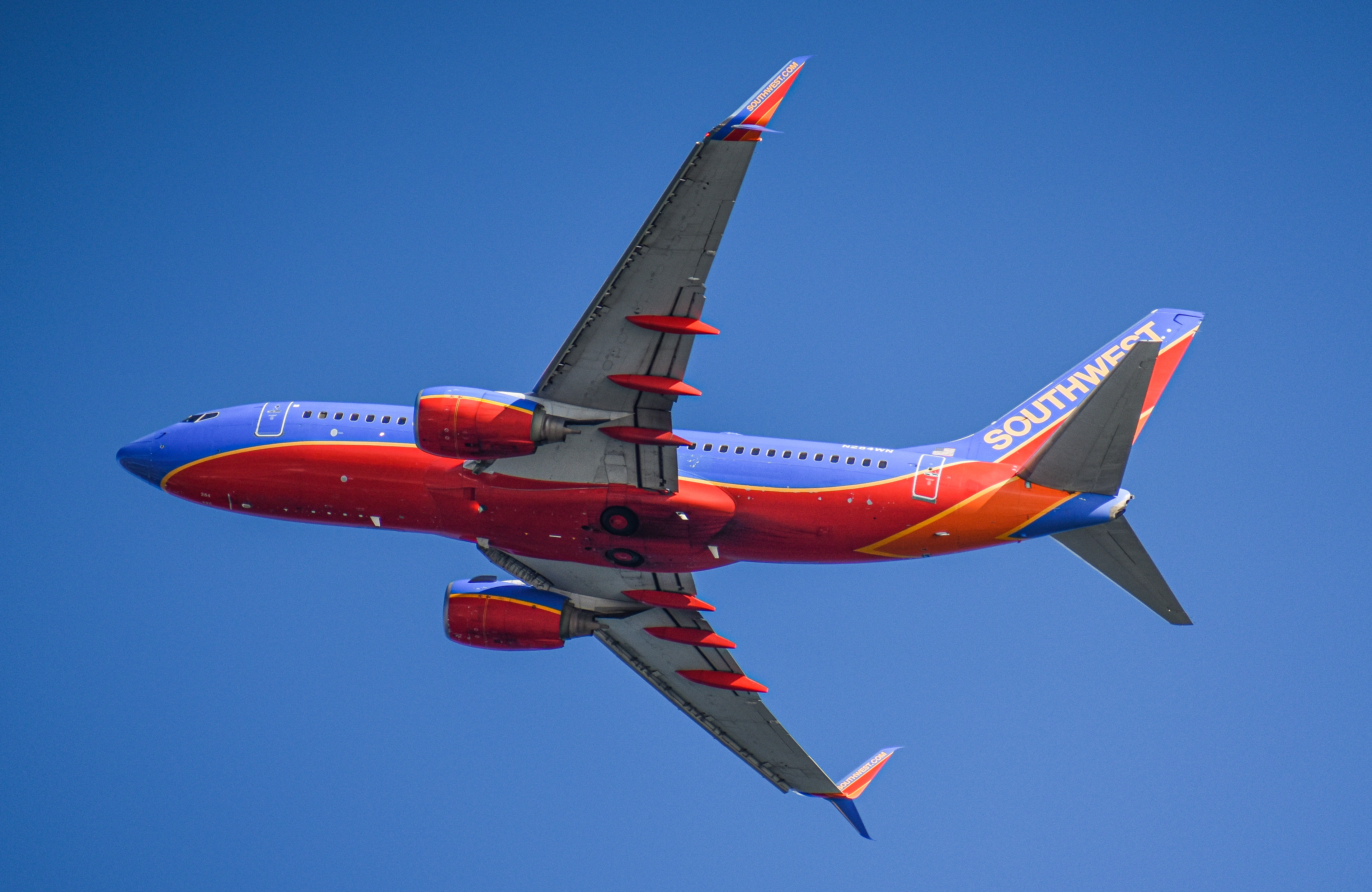 Full size: Southwest Airlines Boeing 737-700 N264WN at General Edward Lawrence Logan International Airport