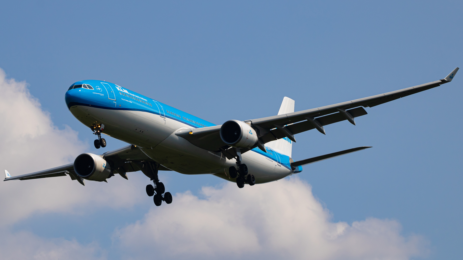 Full size: KLM Airbus A330-300 PH-AKE at Washington Dulles International Airport