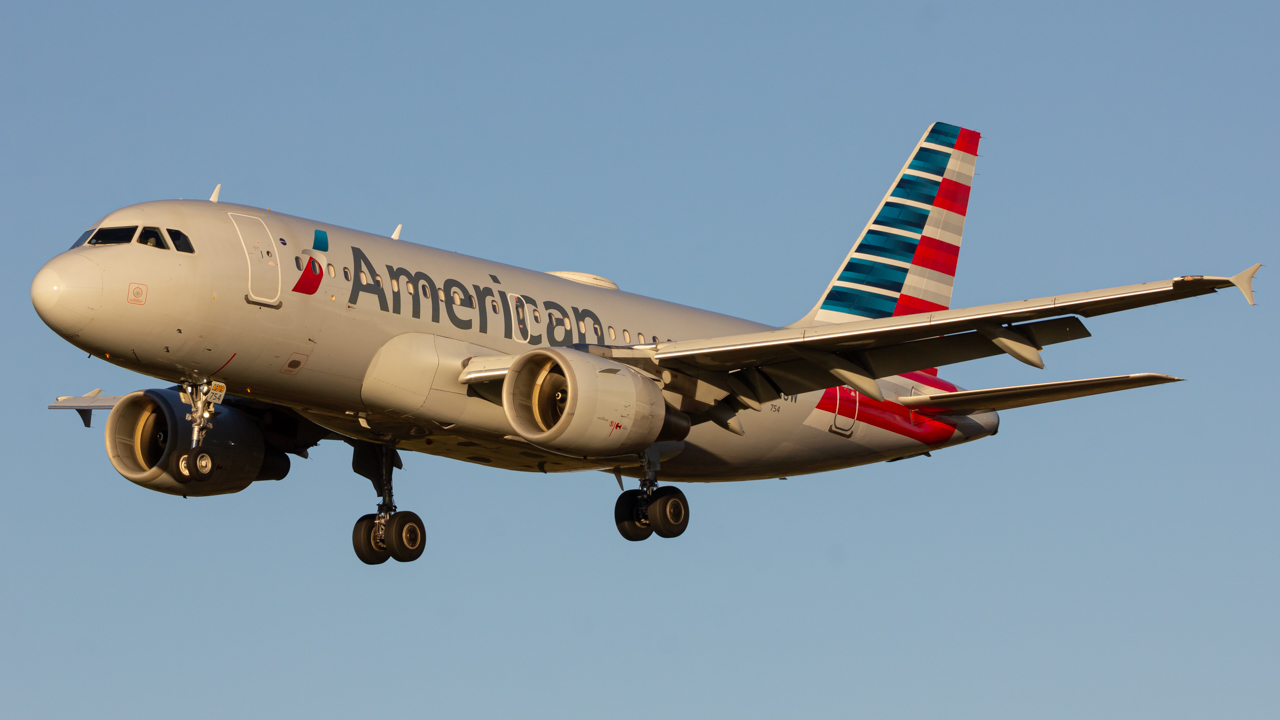 Full size: Airbus A319 American Airlines N754UW at John Glenn Columbus International Airport
