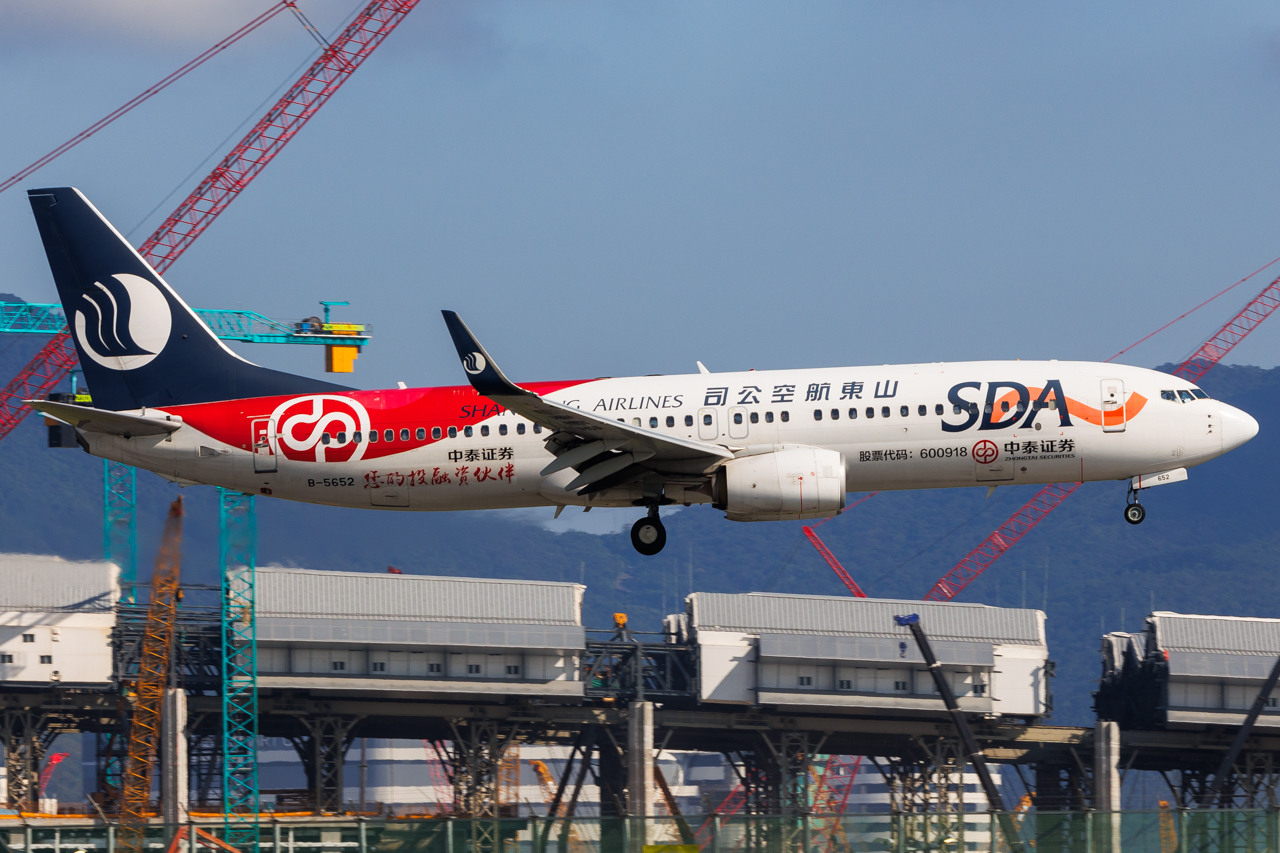 Full size: Shandong Airlines Boeing 737-800 B-5652 at Hong Kong International Airport