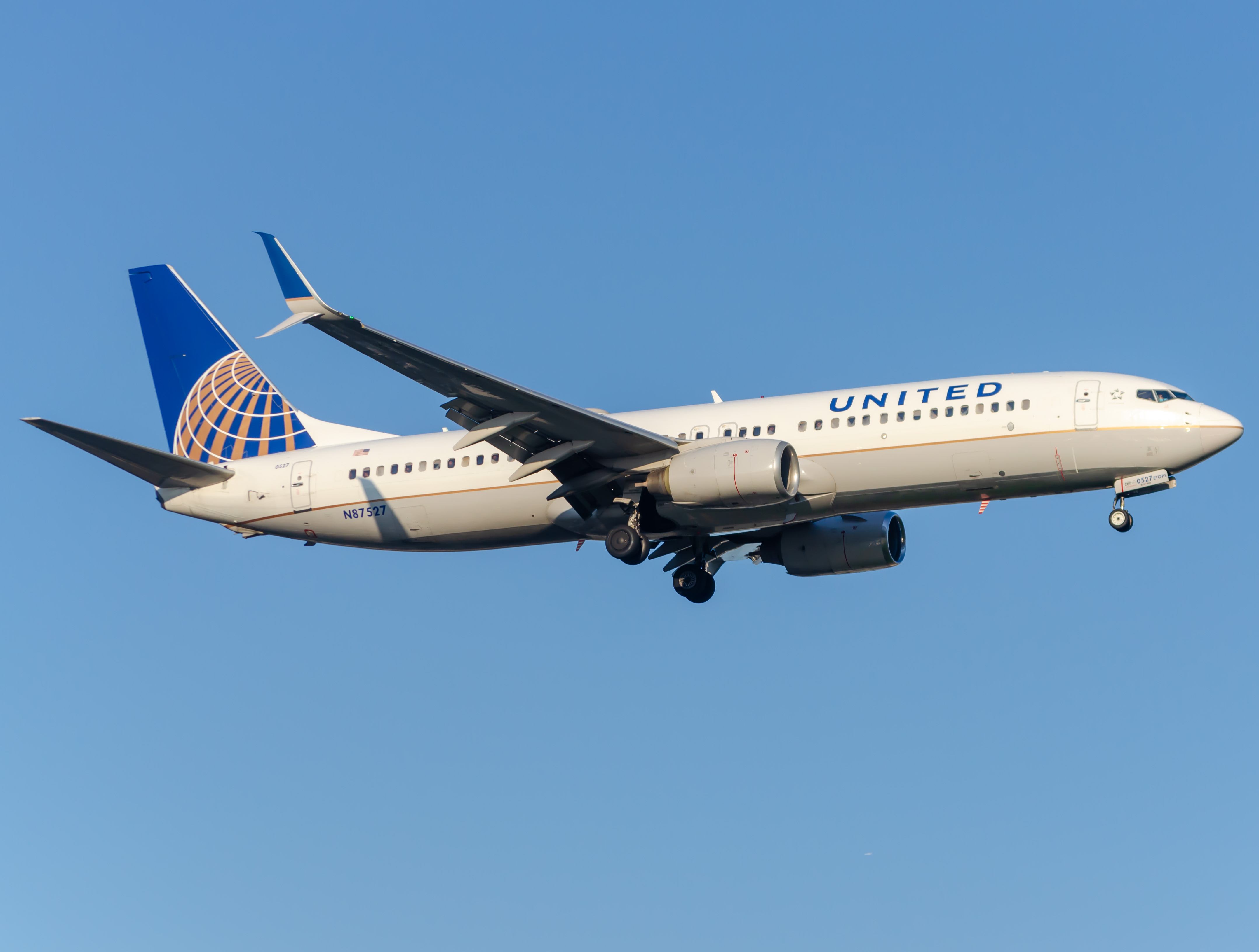 Full size: United Airlines Boeing 737-800 N87527 at Newark Liberty International Airport