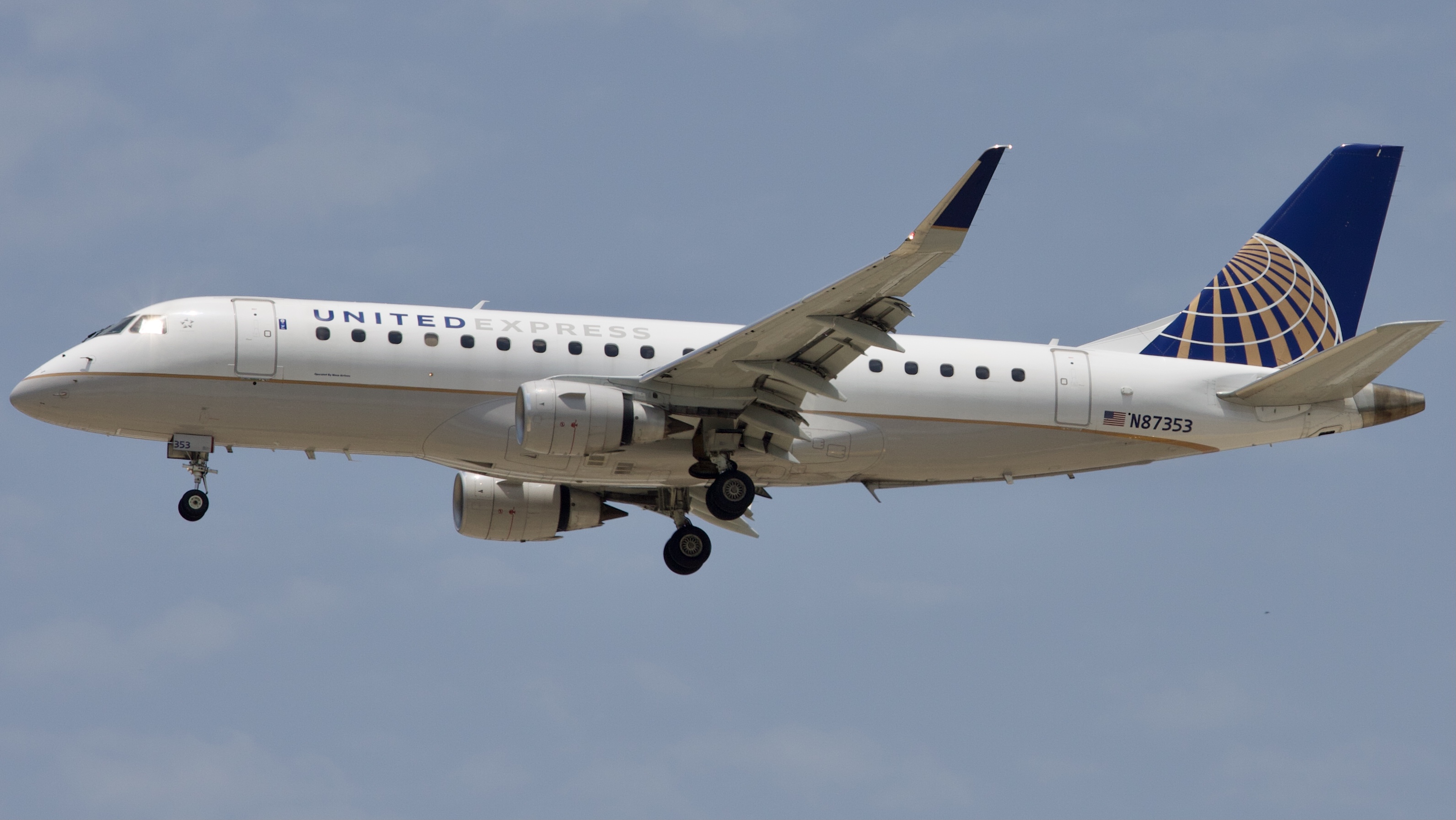 Full size: United Express Embraer E175 N87353 at Houston-George Bush Intercontinental Airport